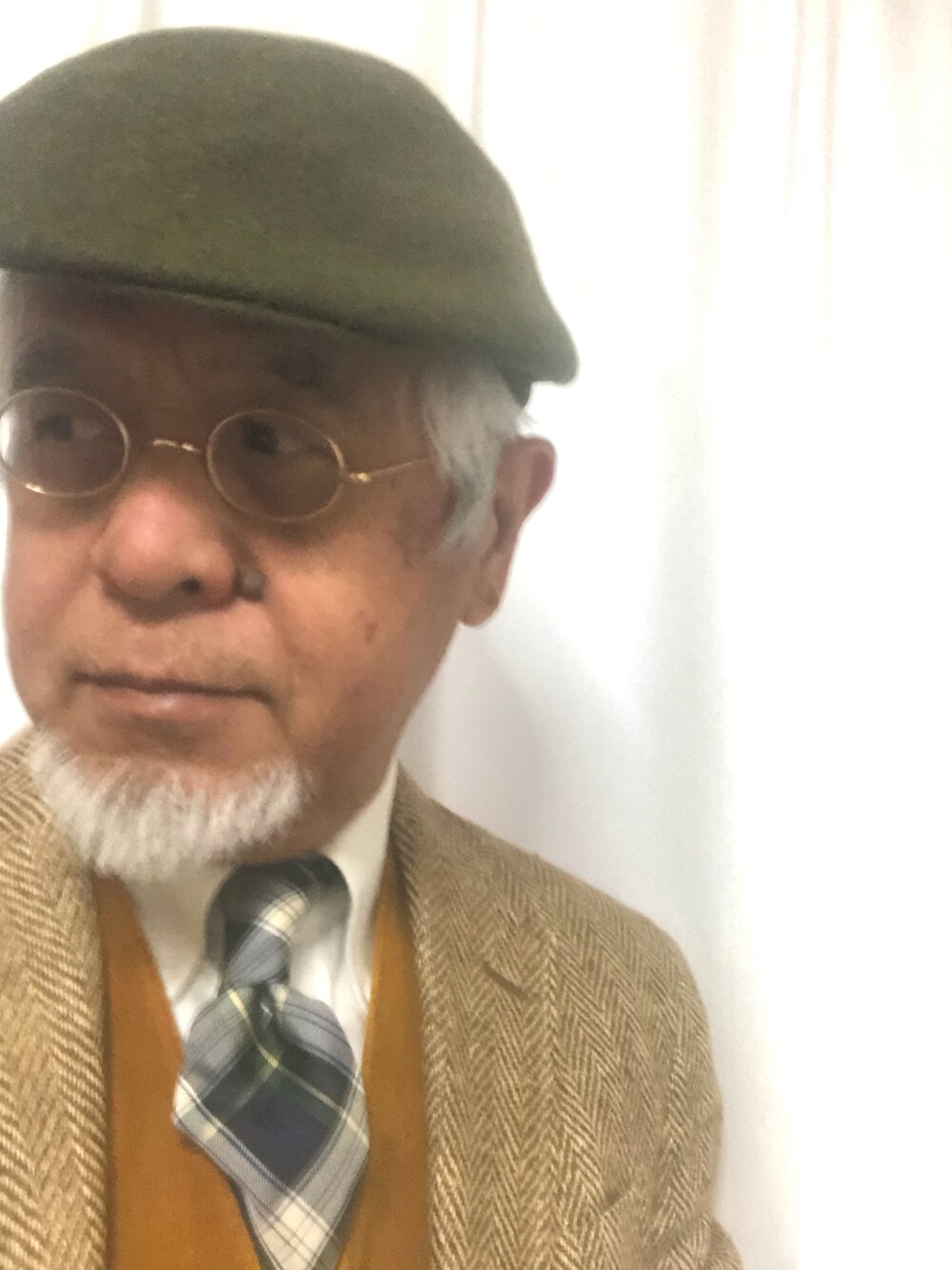 「ハンチング、丸めがね、ボタンダウンシャツ、ブラックウォッチタイ、オッドベスト、ツィードジャケット、トラッド、休日スタイル、大人コーデ、おしゃれさんと繋がりたい、古希スタイル」｜「CHRISTY'Sのアイテム（ハンチング/ベレー帽、グリーン系）」を使った、しまうまおじさんさん（メンズ・165cm）の冬コーディネートの1枚目の写真
