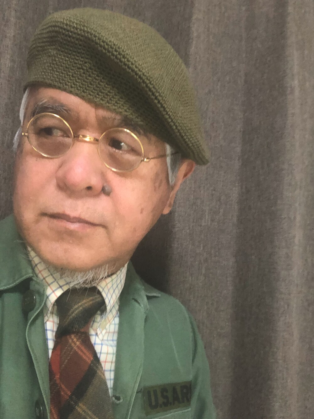 「ニットベレー、丸めがね、ボタンダウンシャツ、タッターソール、ウールタイ、ミリタリージャケット、休日スタイル、大人カジュアル、おしゃれさんと繋がりたい、古希スタイル」｜「Django Atourのアイテム（ハンチング/ベレー帽、グリーン系）」を使った、しまうまおじさんさん（メンズ・165cm）の春コーディネートの1枚目の写真