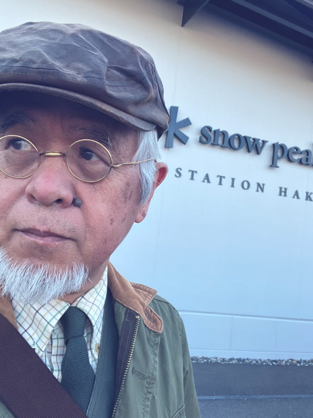 「柿渋染ハンチング、丸めがね、ウールニットタイ、ボタンダウンシャツ、オッドベスト、カバーオール、タッターソール、休日スタイル、おしゃれさんと繋がりたい、古希スタイル、イケオジコーデ、枯れ専コーデ、ヒゲおじコーデ」｜「柿渋染めハンチングのアイテム（ハンチング/ベレー帽、グリーン系）」を使った、しまうまおじさんさん（メンズ・165cm）の春コーディネートの1枚目の写真