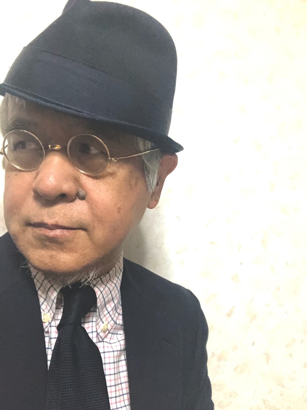 「ハット、丸めがね、ボタンダウンシャツ、タッターソール、ニットタイ、ブレザースタイル、トラッド、大人コーデ、おしゃれさんと繋がりたい、古希スタイル」｜「CHRISTY'Sのアイテム（ハット、ブルー系）」を使った、しまうまおじさんさん（メンズ・165cm）の春コーディネートの1枚目の写真