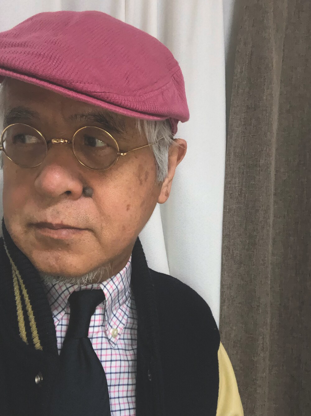 「ハンチング、丸めがね、ボタンダウンシャツ、スタジャン、冬のコーデ、休日スタイル、大人カジュアル、おしゃれさんと繋がりたい、古希スタイル、タッターソール」｜「45Rのアイテム（ハンチング/ベレー帽、ピンク系）」を使った、しまうまおじさんさん（メンズ・165cm）の冬コーディネートの1枚目の写真