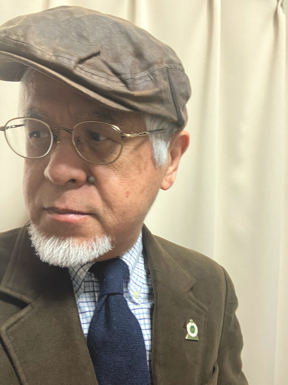 「柿渋染ハンチング、丸めがね、ボタンダウンシャツ、ウールニットタイ、モールスキンジャケット、タッターソール、英国トラッド、休日スタイル、大人コーデ、おしゃれさんと繋がりたい、古希スタイル、イケオジコーデ、枯れ専コーデ、ヒゲおじコーデ」｜「ハンドクラフト柿澁ハンチングのアイテム（ハンチング/ベレー帽、ブラウン系）」を使った、しまうまおじさんさん（メンズ・165cm）の春コーディネートの1枚目の写真