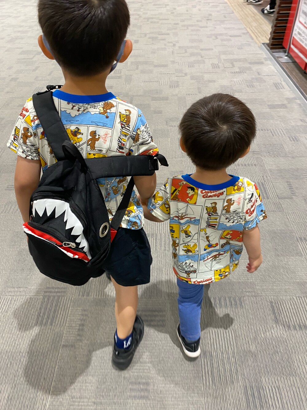 「プチプラ、おさるのジョージ、西松屋、2歳、5歳、男兄弟」｜「西松屋のアイテム（Tシャツ/カットソー、ブルー系）」を使った、rn8yyさん（キッズ・110cm）の秋コーディネートの1枚目の写真