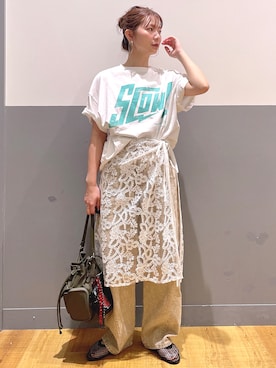 「Right-on（ライトオン）のHONEYSUCKLE ROSE(ハニーサックルローズ)アシッド加工ロゴプリントTシャツ（Tシャツ/カットソー、ホワイト系）」を使った、iwarisa_right_onさん（レディース・155cm）の春コーディネート