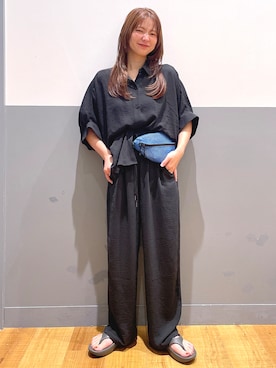 「Right-on（ライトオン）のHONEYSUCKLE ROSE(ハニーサックルローズ)ハーフスリーブドレープシャツ（シャツ/ブラウス、ブラック系）」を使った、iwarisa_right_onさん（レディース・155cm）の夏コーディネート