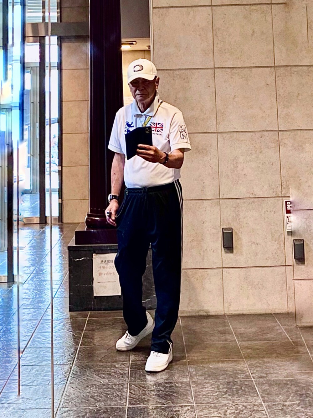 「adidasのマストハブ高級ジャージ トラック パンツテーパード!（スウェットパンツ、ブラック系）」を使った、K-Kenji⚾️さん（メンズ・174cm）の夏コーディネートの1枚目の写真