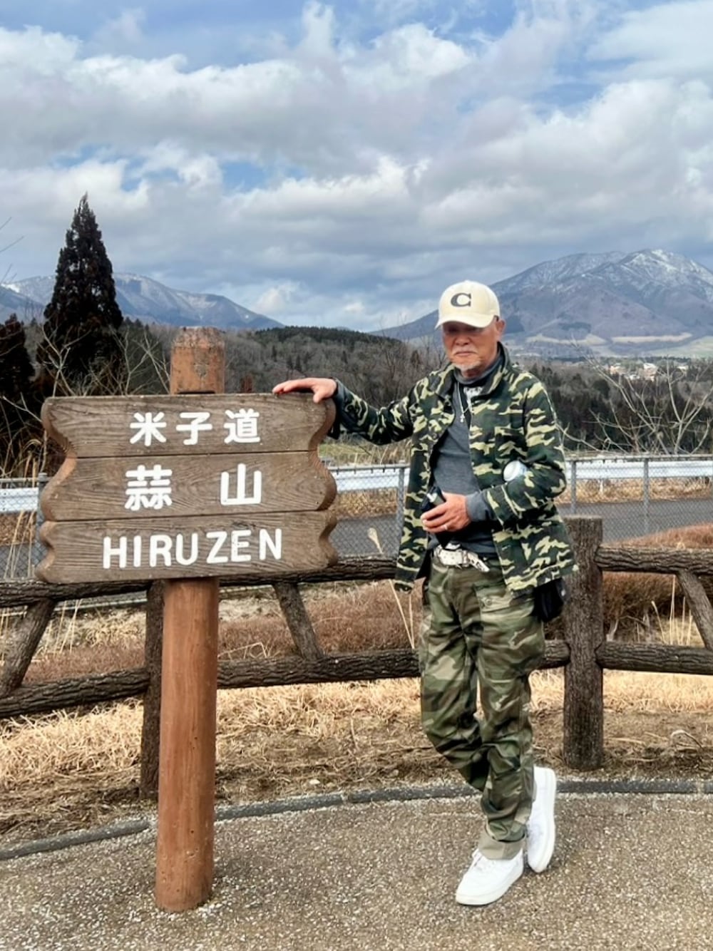 「LUREN JIAODIANの 迷彩（デニムジャケット、グリーン系）」を使った、K-Kenji⚾️さん（メンズ・174cm）の春コーディネートの1枚目の写真