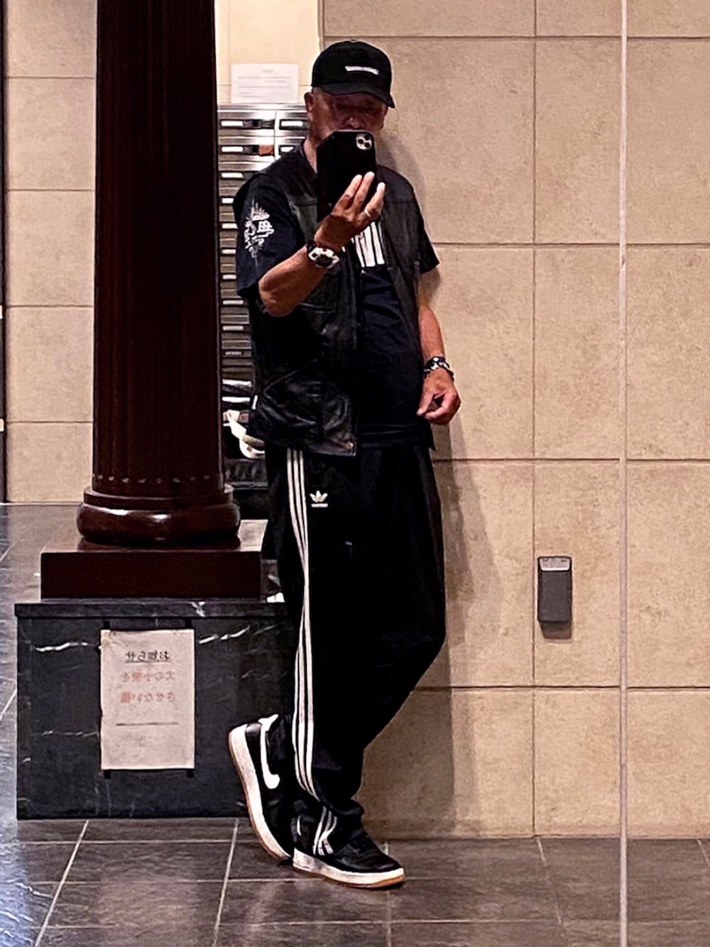 「adidasのスリーストラップ レギュラーフィット（パンツ、ブラック系）」を使った、K-Kenji⚾️さん（メンズ・174cm）の秋コーディネートの1枚目の写真