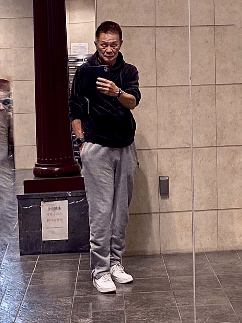 「adidasのオリジナルス ベロア パーカー [VELOUR HOODIE]（パーカー、ブラック系）」を使った、K-Kenji⚾️さん（メンズ・174cm）の秋コーディネートの1枚目の写真