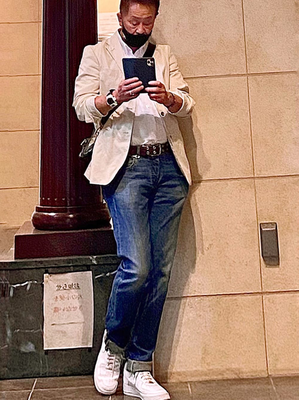 ホワイト系のシャツ/ブラウス、ブルー系のデニムパンツ、ベージュ系のテーラードジャケットを着用したメンズの春コーディネートの1枚目の写真