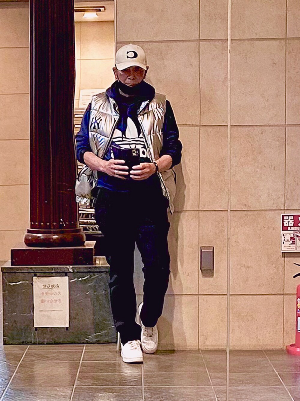 「EMPOLI BOLINIのEMPOLI BOLINI Milano中綿ベスト　¥39,000（ダウンベスト、シルバー系）」を使った、K-Kenji⚾️さん（メンズ・174cm）の春コーディネートの1枚目の写真
