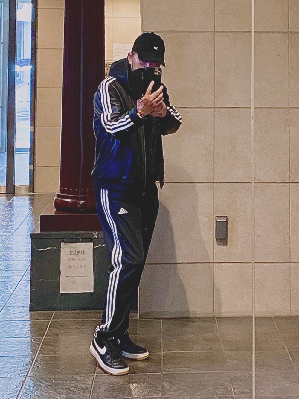 「adidasのマストハブ高級ジャージ トラック パンツテーパード!（スウェットパンツ、ブラック系）」を使った、K-Kenji⚾️さん（メンズ・174cm）の冬コーディネートの1枚目の写真