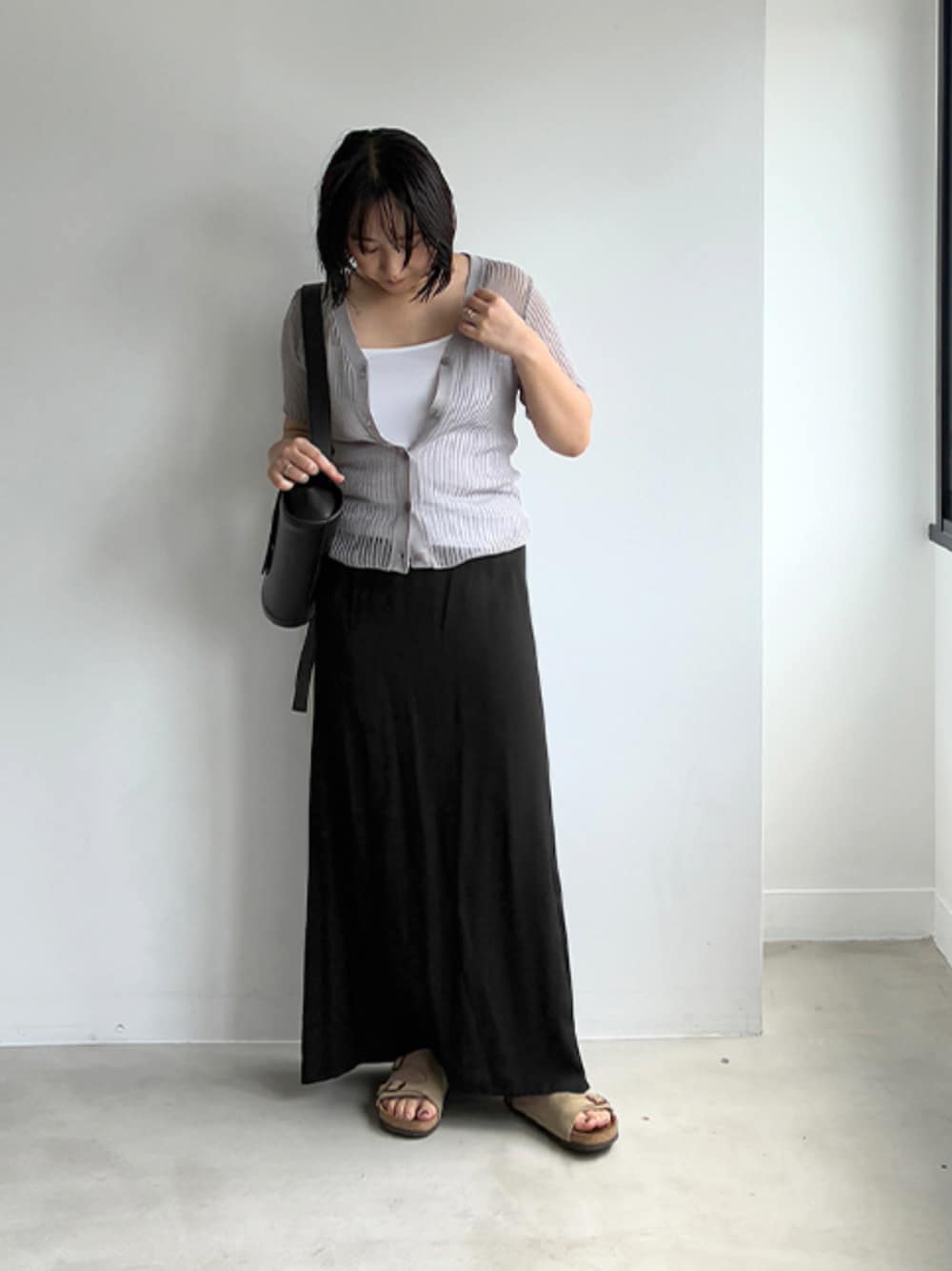 「トートバッグ、休日スタイル、お出かけコーデ、きれいめカジュアル、シンプルコーデ、夏コーデ、styledeli、スタイルデリ、夏ルックで気分アップ」｜「STYLE DELIの薄手なセンシュアルロング丈スカート（スカート、ブラック系）」を使った、STYELEDELIさん（レディース・157cm）の夏コーディネートの1枚目の写真