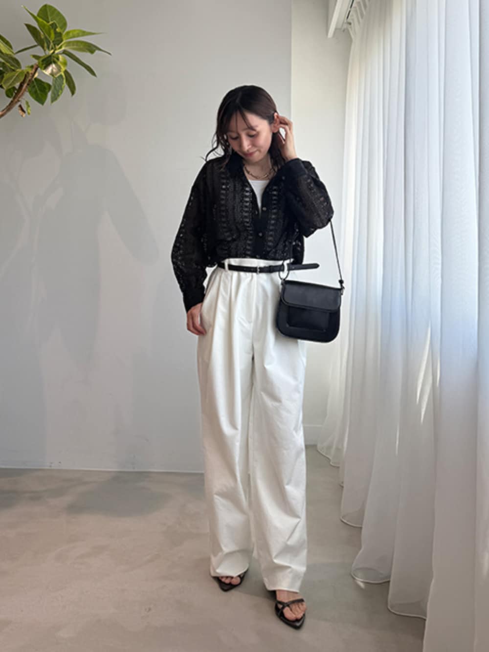 「大人カジュアル、休日スタイル、きれいめカジュアル、パンツスタイル、春服、シンプルコーデ、春夏コーデ、今日のコーデ、オトナカジュアル、最近のいい感じコーデ」｜「STYLE DELIのニュアンスホワイト落ち感２タックワイドパンツ（その他パンツ、ホワイト系）」を使った、STYELEDELIさん（レディース・157cm）の春コーディネートの1枚目の写真
