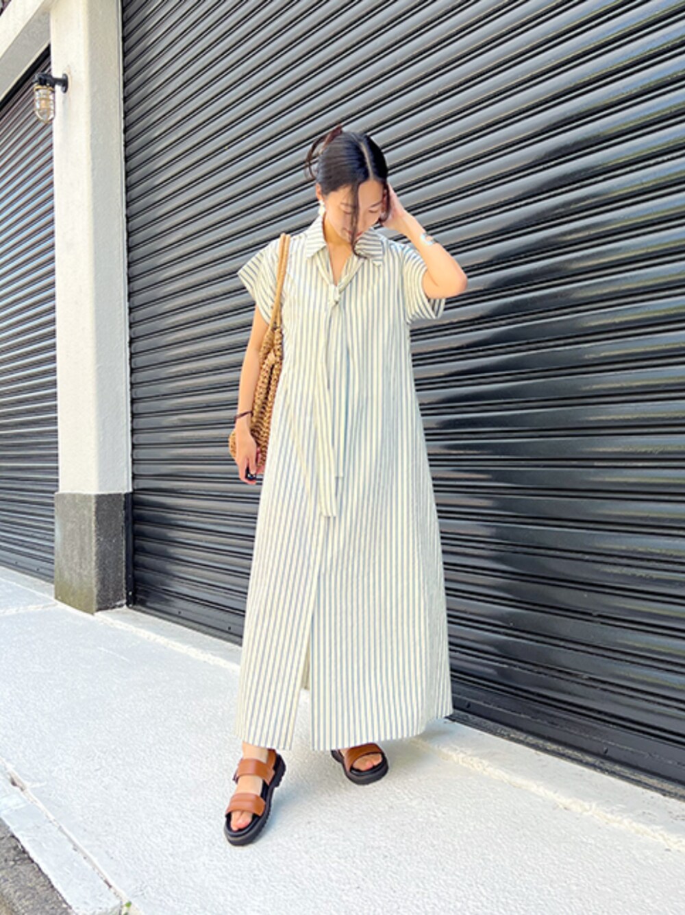 「春夏コーデ、シンプルコーデ、ワンピース、きれいめカジュアル、休日スタイル、お出かけコーデ、おでかけコーデ、シンプルスタイル、初夏コーデ、夏、キレイめカジュアル、オトナカジュアル、サンダル、スタイルデリ、styledeli」｜「STYLE DELIの40mm幅ダブルラインバングル（バングル/リストバンド、シルバー系）」を使った、STYELEDELIさん（レディース・157cm）の春コーディネートの1枚目の写真