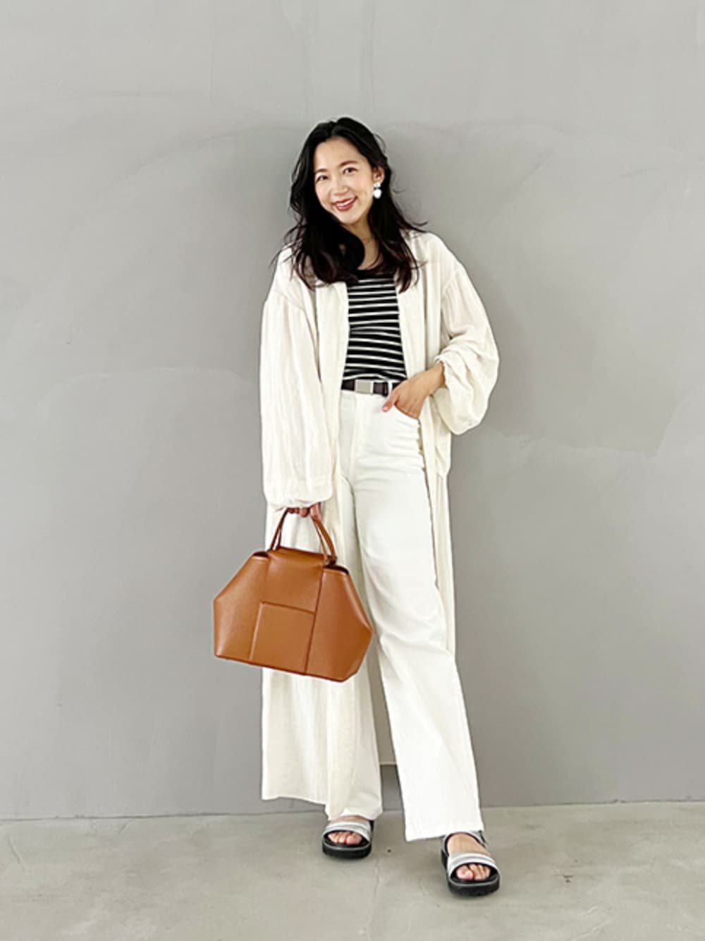 「ワンピース、チェックシャツ、大人コーデ、きれいめカジュアル、ストレートパンツ、パンツコーデ、大人かわいい、春服コーデ、春服みてみて、春めき満開コーデ」｜「STYLE DELIの綿麻混紡◆羽織れるWファスナーワンピース（シャツワンピース、ホワイト系）」を使った、STYELEDELIさん（レディース・157cm）の春コーディネートの1枚目の写真