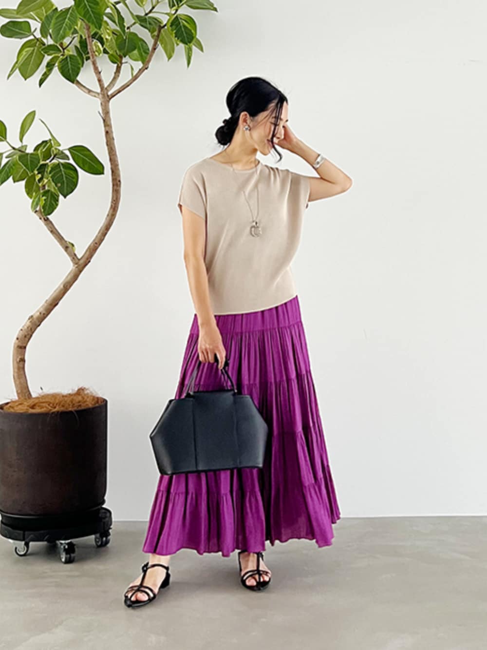「サンダル、デートコーデ、ロングスカート、きれいめカジュアル、夏コーデ、ノースリーブ、styledeli、スタイルデリ、夏服コーデ、オトナカワイイ、シンプルカジュアル、キレイめカジュアル、夏コーデ、きれいめコーデ、ベージュ」｜「STYLE DELIのTシャツみたいな微シアー麻調ニットトップス（ニット/セーター、ベージュ系）」を使った、STYELEDELIさん（レディース・157cm）の夏コーディネートの1枚目の写真