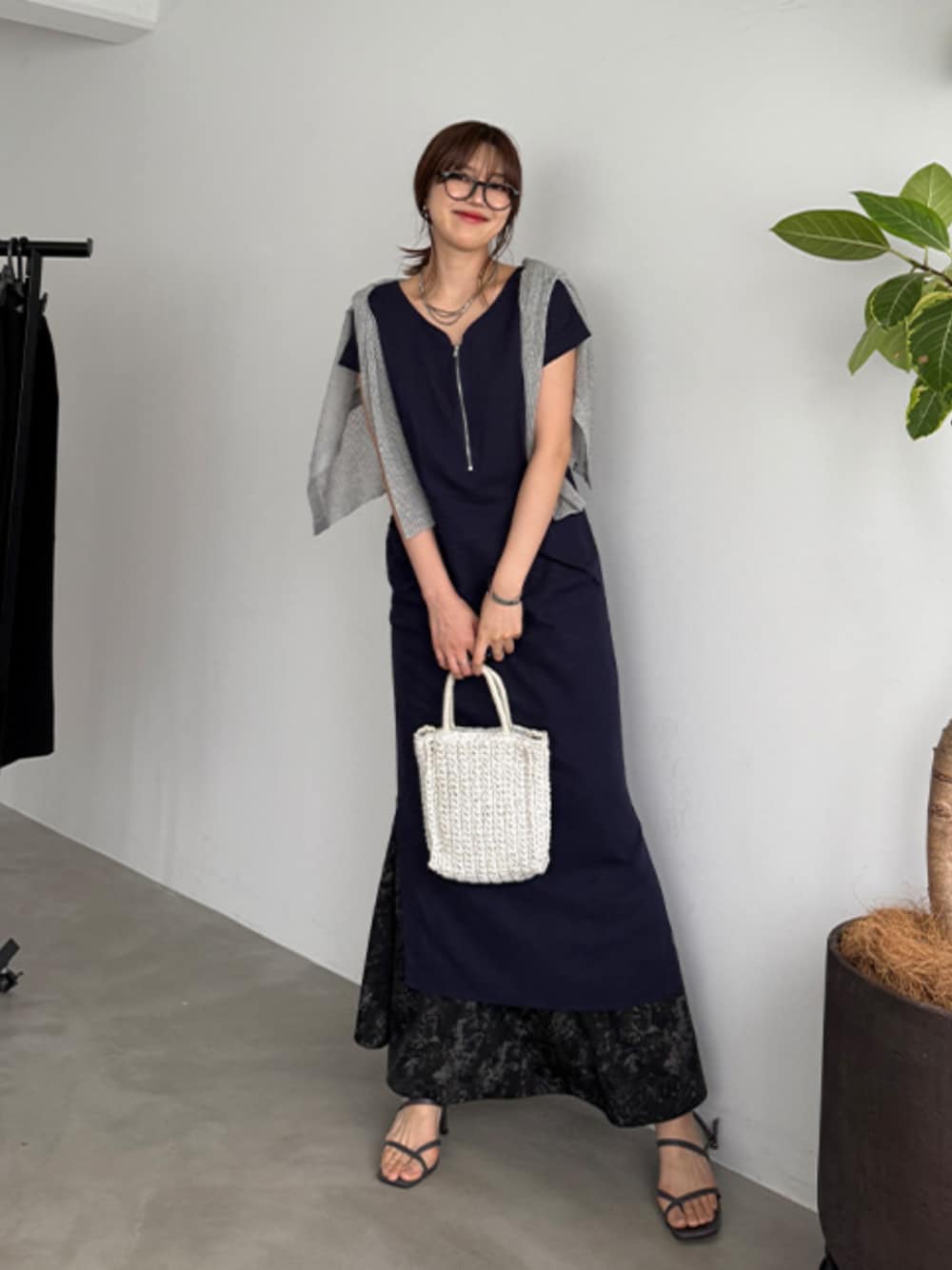 「ワンピース、レイヤードスタイル、休日スタイル、お出かけコーデ、大人女子、シンプルコーデ、春夏コーデ、シンプルスタイル、着回しコーデ、最近のいい感じコーデ」｜「STYLE DELIの２トーン編みペーパーショルダーミニバッグ（ショルダーバッグ、ホワイト系）」を使った、STYELEDELIさん（レディース・169cm）の春コーディネートの1枚目の写真