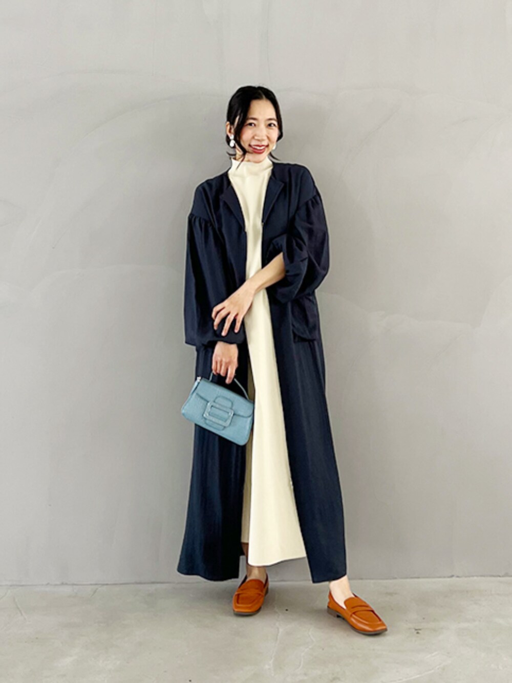 「ワンピース、大人カジュアル、休日スタイル、お出かけコーデ、大人コーデ、デートコーデ、大人かわいい、春服コーデ、春服みてみて、春めき満開コーデ」｜「STYLE DELIの綿麻混紡◆羽織れるWファスナーワンピース（シャツワンピース、ブルー系）」を使った、STYELEDELIさん（レディース・157cm）の春コーディネートの1枚目の写真
