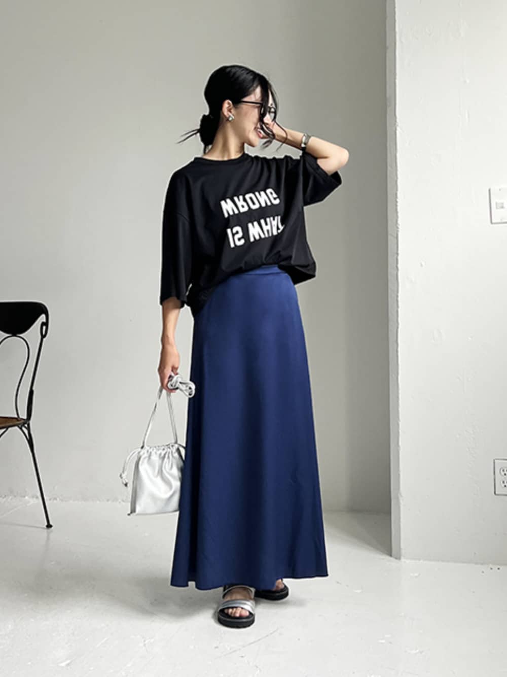「休日スタイル、サンダル、きれいめカジュアル、シンプルコーデ、夏コーデ、カラーコーデ、styledeli、スタイルデリ、夏ルックで気分アップ」｜「STYLE DELIのかなり涼しいジョーゼットロングスカート（スカート、ブルー系）」を使った、STYELEDELIさん（レディース・157cm）の夏コーディネートの1枚目の写真