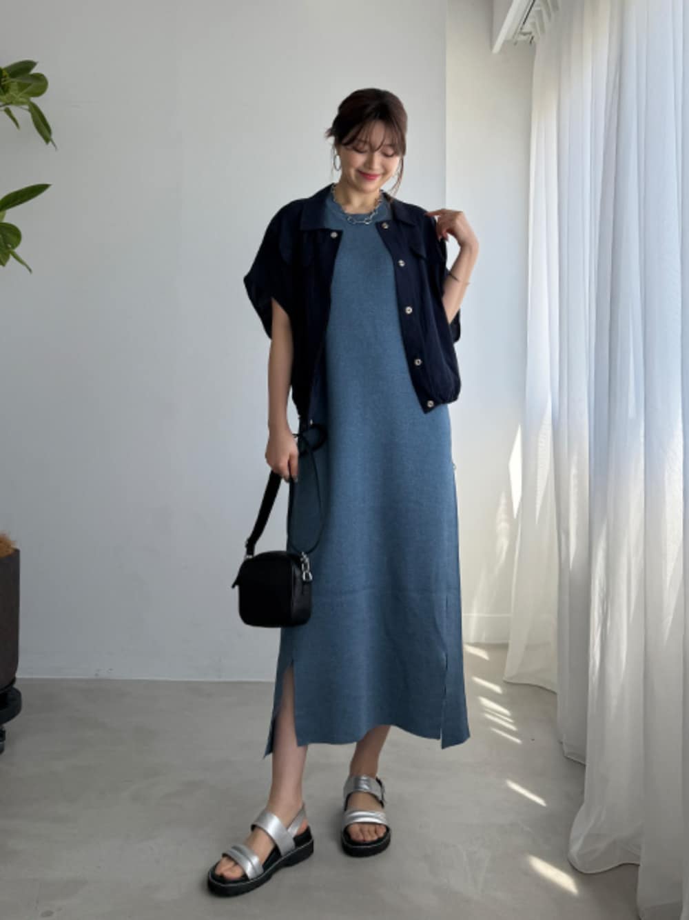 「ワンピース、休日スタイル、キレイめ、お出かけコーデ、サンダル、きれいめカジュアル、デートコーデ、春夏コーデ、ラフコーデ、大人カジュアルコーデ」｜「STYLE DELIの45cmボリュームチェーンネックレス（ネックレス、シルバー系）」を使った、STYELEDELIさん（レディース・169cm）の夏コーディネートの1枚目の写真