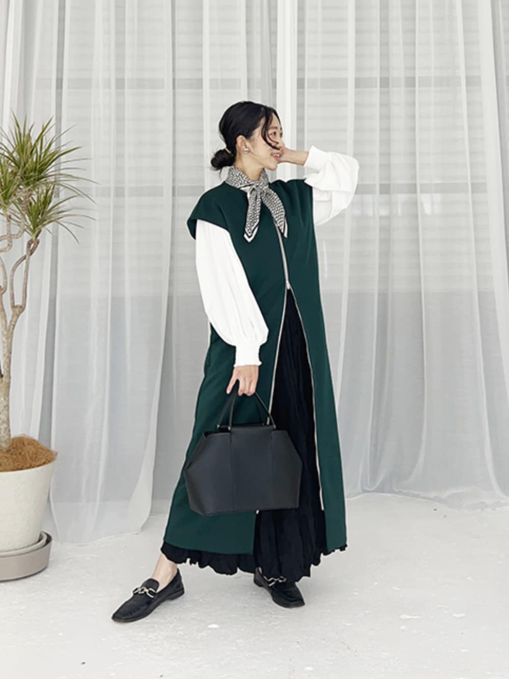 「ローファー、スカーフ、大人カジュアル、休日スタイル、お出かけコーデ、デートコーデ、おでかけコーデ、大人かわいい、オトナカジュアル、キレイめコーデ」｜「STYLE DELIの70cm正方形スカーフ／サークル（バンダナ/スカーフ、ホワイト系）」を使った、STYELEDELIさん（レディース・157cm）の春コーディネートの1枚目の写真