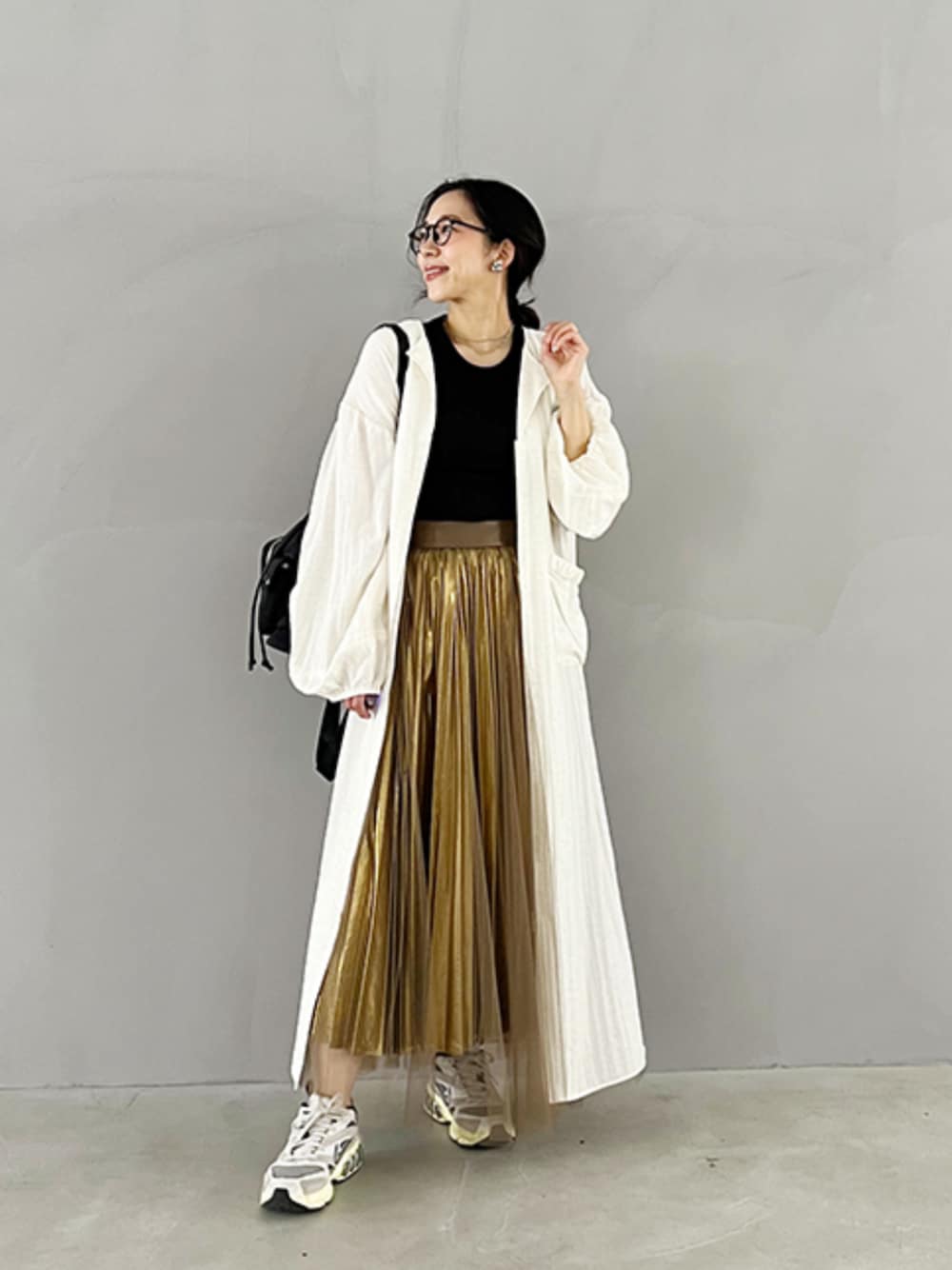 「ショルダーバッグ、最近のいい感じコーデ、休日スタイル、きれいめカジュアル、春夏コーデ、大人カジュアル、今日のコーデ、春服、オトナカジュアル、春めき満開コーデ、春ファッション、スニーカーコーデ、大人ファッション、おでかけコーデ、styledeli」｜「STYLE DELIの【LUXE】２枚セットのチュール＆メタリックスカート（スカート、ゴールド系）」を使った、STYELEDELIさん（レディース・157cm）の春コーディネートの1枚目の写真