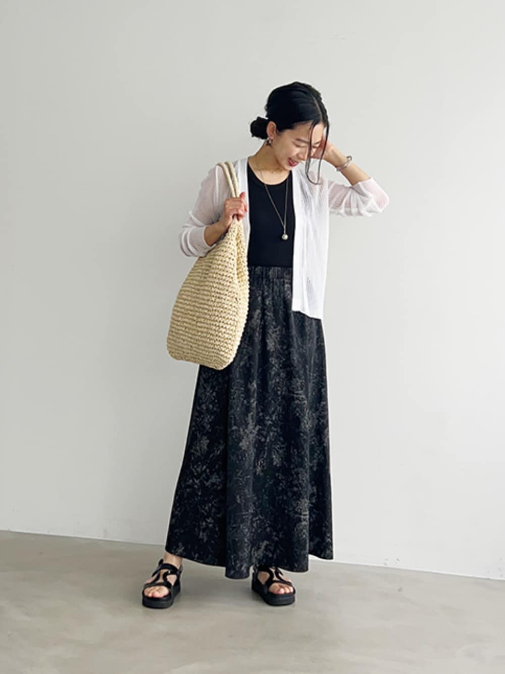 「大人カジュアル、最近のいい感じコーデ、トートバッグ、春夏コーデ、シンプルコーデ、きれいめカジュアル、休日スタイル、今日のコーデ、春服、オトナカジュアル、春めき満開コーデ、春ファッション、夏コーデ、おでかけコーデ、styledeli」｜「STYLE DELIの軽くてこなれたペーパー素材トートバッグ（トートバッグ、ブラウン系）」を使った、STYELEDELIさん（レディース・157cm）の春コーディネートの1枚目の写真