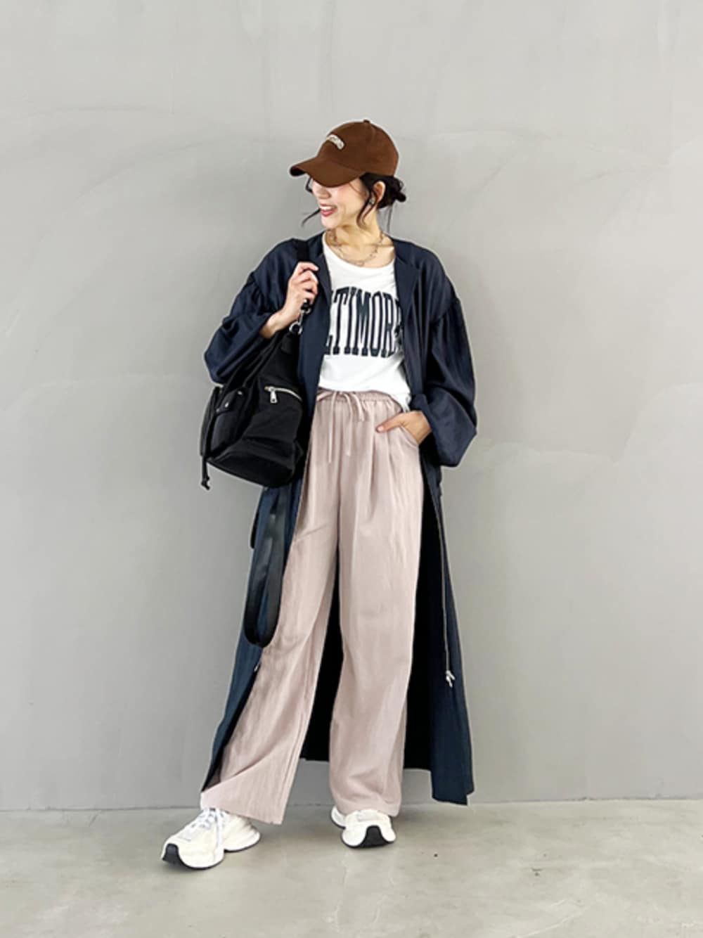 「スニーカー、ワンピース、大人カジュアル、休日スタイル、お出かけコーデ、大人コーデ、デートコーデ、パンツコーデ、春服コーデ、春めき満開コーデ」｜「STYLE DELIのリュックにもなるナイロンショルダーバッグ（ショルダーバッグ、ブラック系）」を使った、STYELEDELIさん（レディース・157cm）の春コーディネートの1枚目の写真