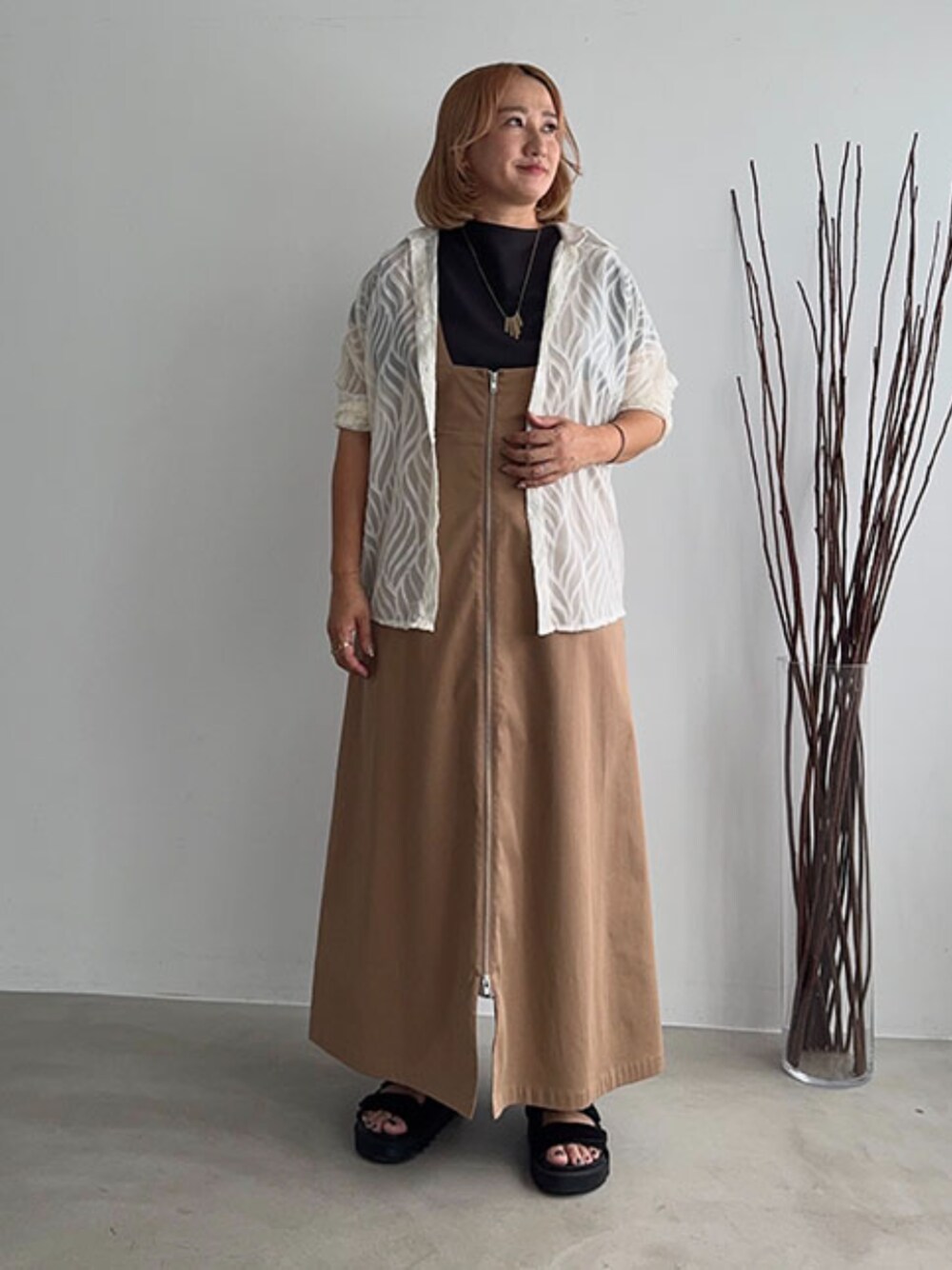 ホワイト系のシャツ/ブラウス、ベージュ系のワンピースを着用したレディースの夏コーディネートの1枚目の写真