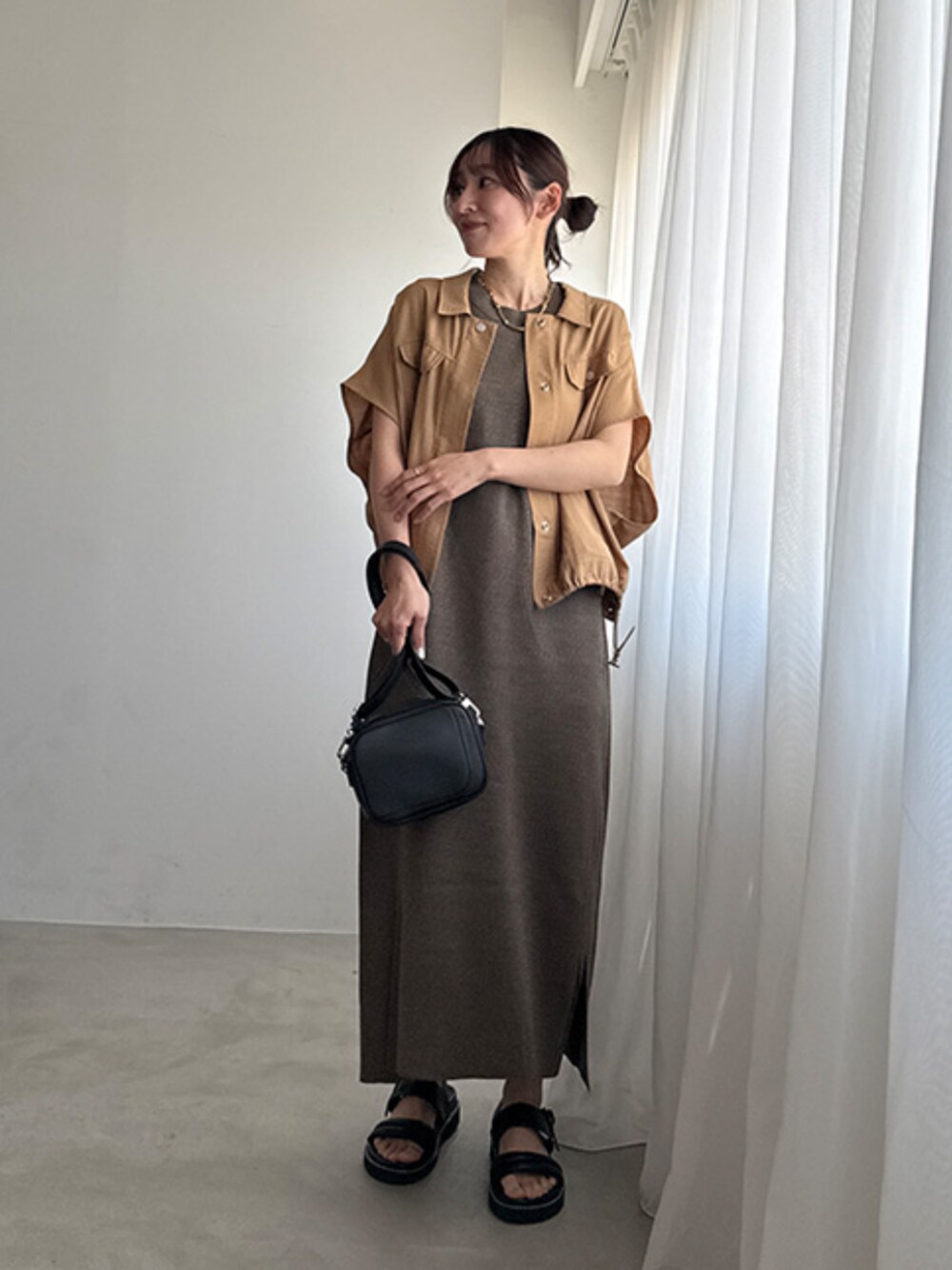 「サンダル、春夏コーデ、シンプルコーデ、ワンピース、きれいめカジュアル、休日スタイル、お出かけコーデ、デートコーデ、今日のコーデ、キレイめコーデ、オトナカワイイ、キレイめ、オフィスカジュアル、styledeli、スタイルデリ」｜「STYLE DELIのドロップウェーブネックレス（ネックレス、ゴールド系）」を使った、STYELEDELIさん（レディース・158cm）の春コーディネートの1枚目の写真
