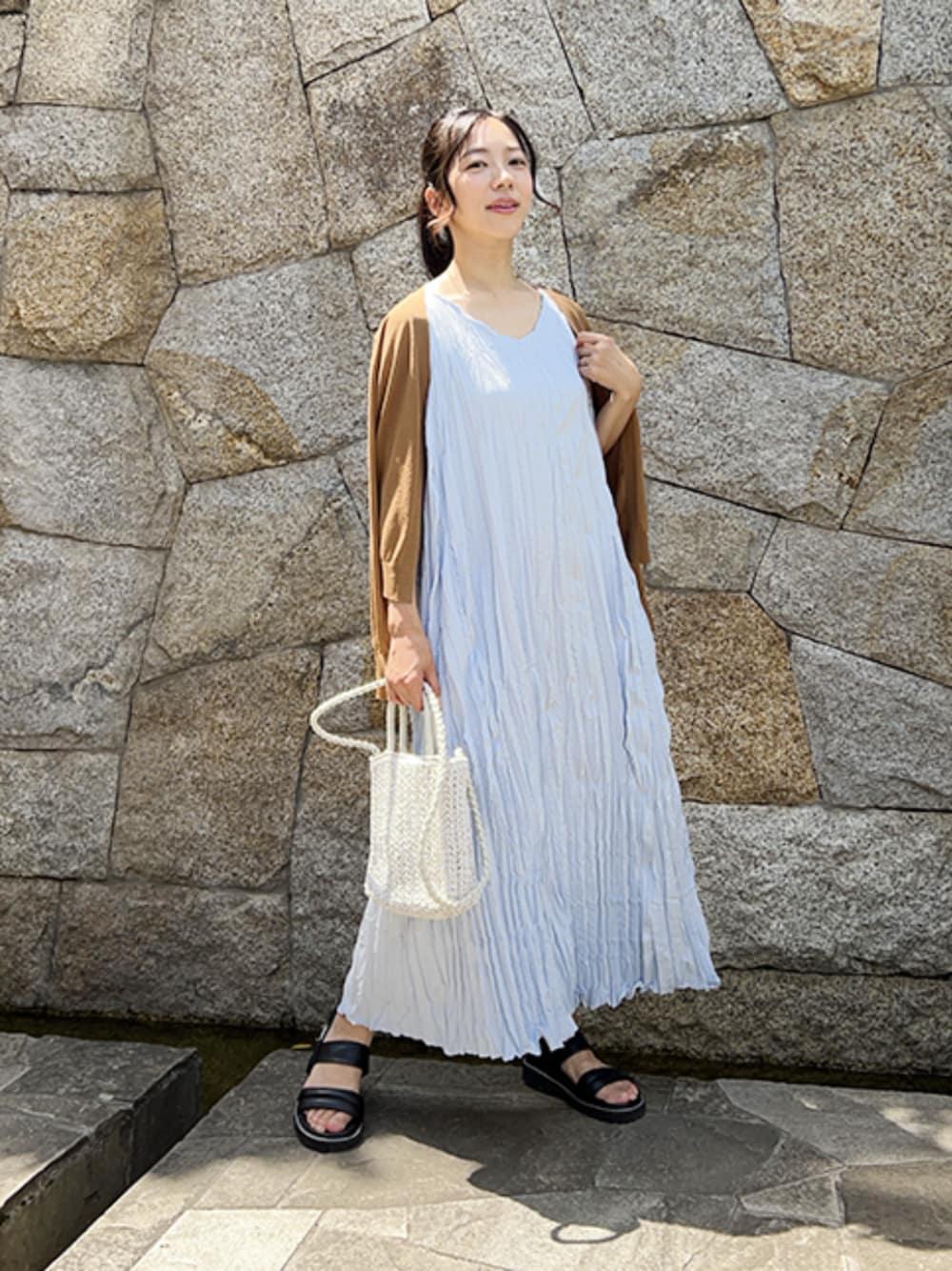 「シンプルコーデ、ワンピース、きれいめカジュアル、休日スタイル、お出かけコーデ、夏コーデ、ラクチンコーデ、カジュアルスタイル、キレイめカジュアル、夏ファッション、大人かわいい、カーディガンコーデ、サンダル、デートコーデ、キレイめ」｜「STYLE DELIの２トーン編みペーパーショルダーミニバッグ（ショルダーバッグ、ホワイト系）」を使った、STYELEDELIさん（レディース・157cm）の春コーディネートの1枚目の写真