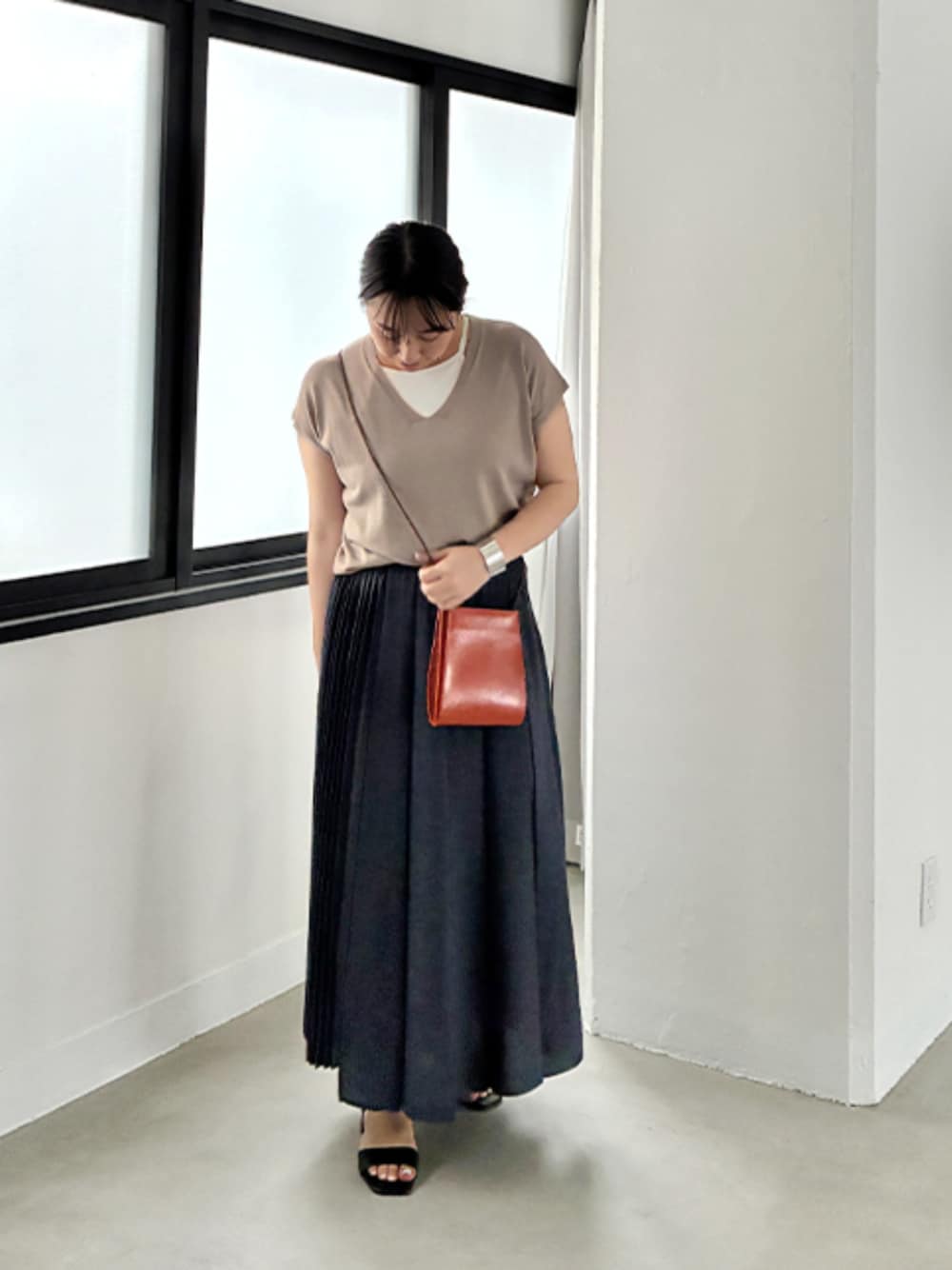 「サンダル、おでかけコーデ、大人ファッション、カジュアルスタイル、オトナ女子、オトナカジュアル、夏服コーデ、春夏コーデ、夏、大人可愛い、休日スタイル、オフィスカジュアル、ベージュ、スタイルデリ、styledeli」｜「STYLE DELIのサラッと涼しい薄手なVネックニットトップス（ニット/セーター、ベージュ系）」を使った、STYELEDELIさん（レディース・157cm）の夏コーディネートの1枚目の写真