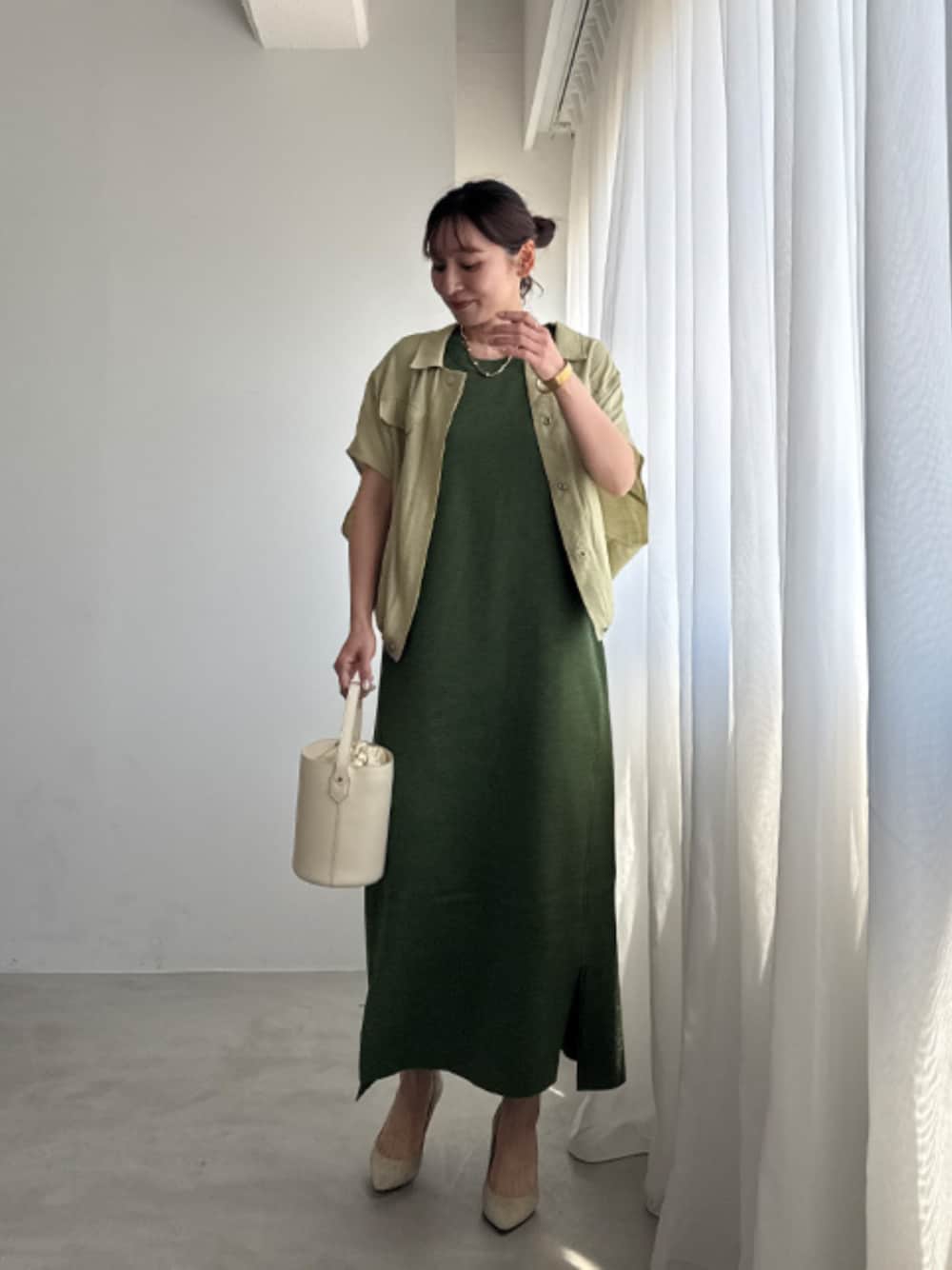 「ワンピース、休日スタイル、お出かけコーデ、大人コーデ、きれいめカジュアル、デートコーデ、リラックススタイル、春夏コーデ、ラフコーデ、大人カジュアルコーデ」｜「STYLE DELIのドロップウェーブネックレス（ネックレス、ゴールド系）」を使った、STYELEDELIさん（レディース・157cm）の夏コーディネートの1枚目の写真
