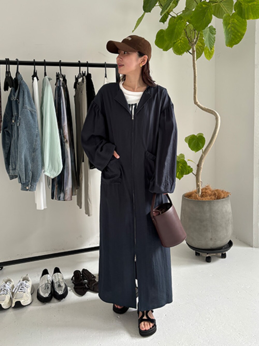 「ワンピース、大人カジュアル、休日スタイル、お出かけコーデ、大人コーデ、デートコーデ、春色、ラフコーデ、春服コーデ、春めき満開コーデ」｜「STYLE DELIの【Made in JAPAN】ロゴプリントTシャツ／BALTIMORE（Tシャツ/カットソー、ホワイト系）」を使った、STYELEDELIさん（レディース・158cm）の春コーディネートの1枚目の写真