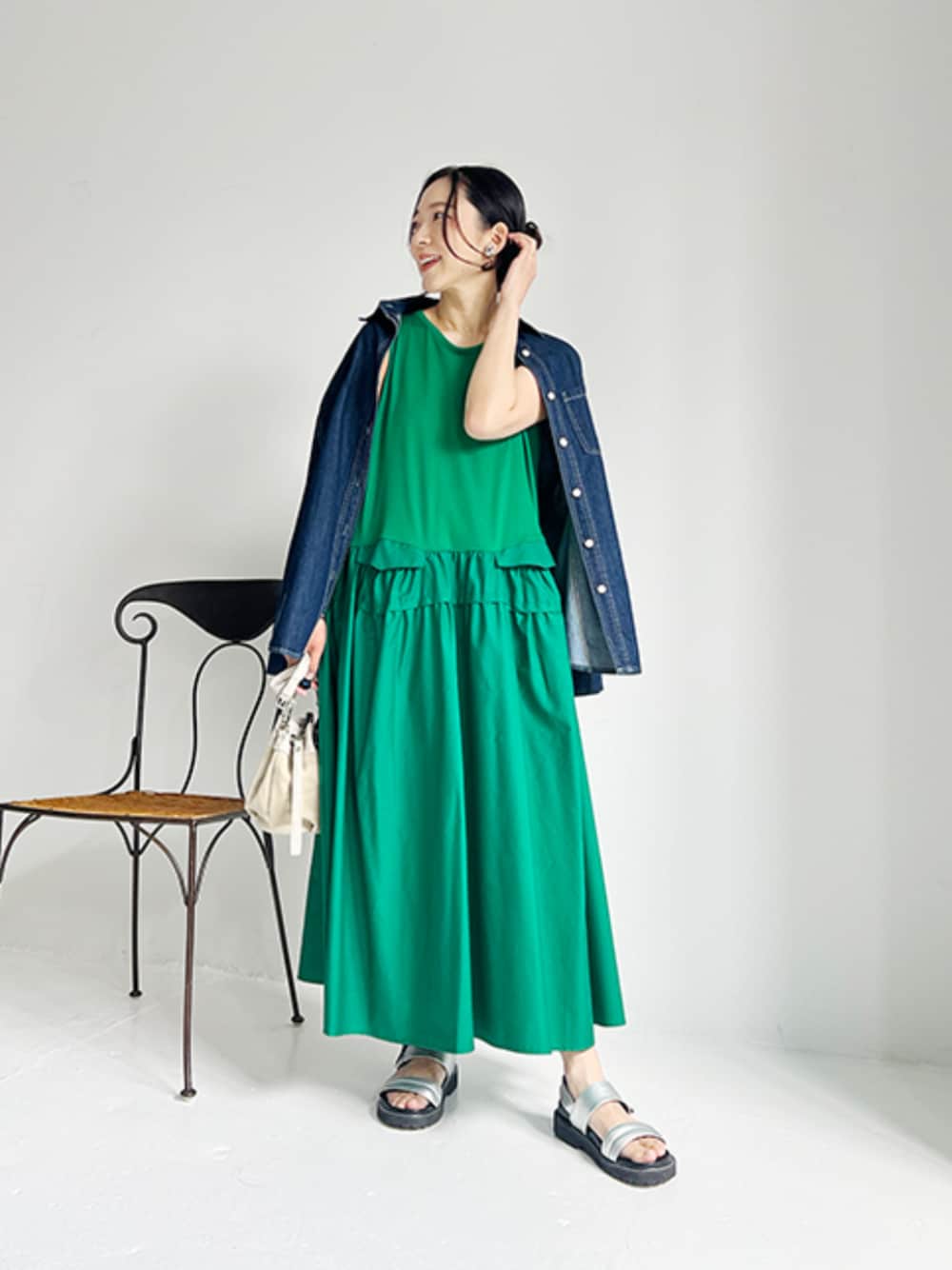 「春色、春めき満開コーデ、休日スタイル、デートコーデ、デニムシャツ、お出かけコーデ、大人カジュアル、オトナ女子、キレイめ、ラクチンコーデ、ママファッション、春、デイリーカジュアル、styledeli、スタイルデリ」｜「STYLE DELIのダブルステッチデニムシャツ（シャツ/ブラウス、ブルー系）」を使った、STYELEDELIさん（レディース・157cm）の春コーディネートの1枚目の写真