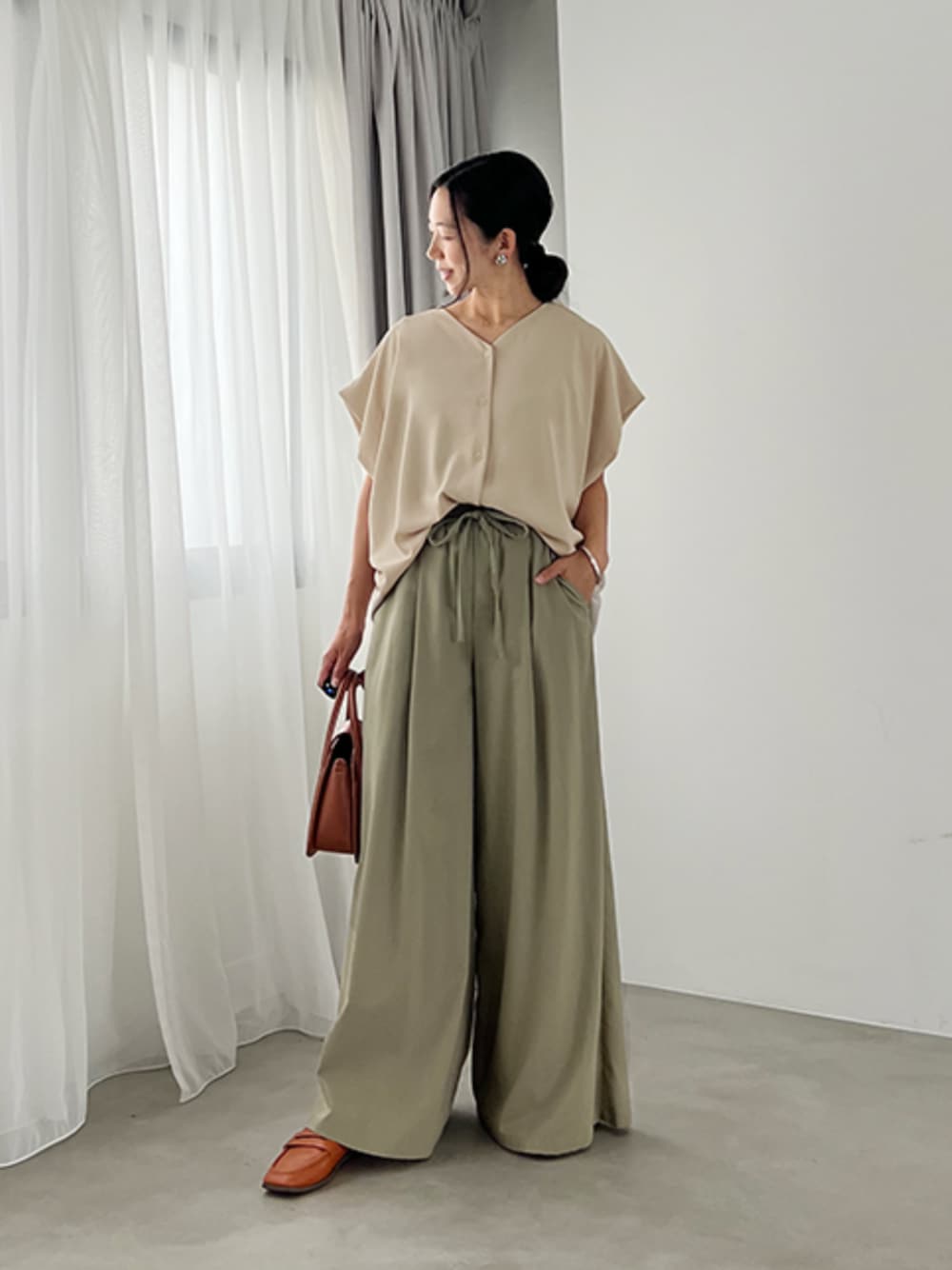 「夏コーデ、淡色コーデ、きれいめカジュアル、お出かけコーデ、styledeli、スタイルデリ、夏服、大人可愛い、楽チンコーデ、シンプルスタイル、大人かわいい、今日のコーデ、大人コーデ、オトナカジュアル、春夏コーデ」｜「STYLE DELIの薄手でシルキーなドレープVネックブラウス（シャツ/ブラウス、ベージュ系）」を使った、STYELEDELIさん（レディース・157cm）の夏コーディネートの1枚目の写真