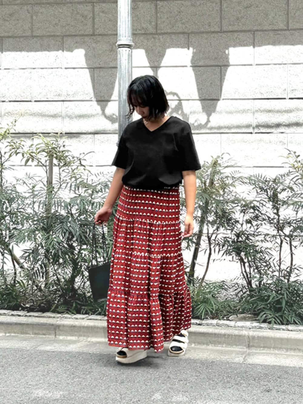 「ロングスカート、きれいめカジュアル、夏コーデ、サンダル、スタイルデリ、styledeli、夏ファッション、お出かけコーデ、着回しコーデ、夏、大人可愛い、きれいめコーディネート、Tシャツコーデ、ブラック、大人ファッション」｜「STYLE DELIの【ものづくりJAPAN】DIORAMA シルキースムース／VネックTシャツ（Tシャツ/カットソー、ブラック系）」を使った、STYELEDELIさん（レディース・157cm）の夏コーディネートの1枚目の写真