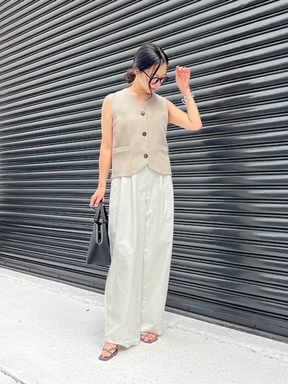「ノースリーブ、夏コーデ、サンダル、お出かけコーデ、休日スタイル、styledeli、スタイルデリ、夏服コーデ、キレイめカジュアル、シンプル、夏コーデ、ホワイト、夏服、淡色カジュアル、ベージュ」｜「STYLE DELIのニュアンスホワイト落ち感２タックワイドパンツ（その他パンツ、ホワイト系）」を使った、STYELEDELIさん（レディース・157cm）の夏コーディネートの1枚目の写真