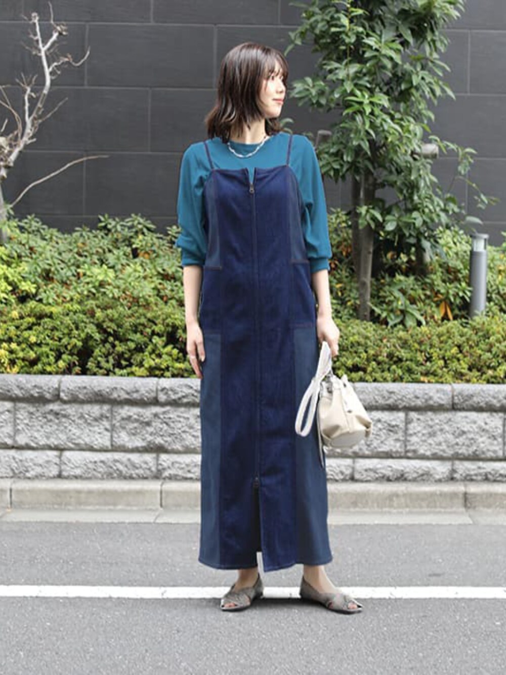 「春コーデ、大人カジュアル、ワンピース、休日スタイル、デートコーデ、お出かけコーデ、春服、カジュアルスタイル、キレイめカジュアル、大人かわいい、レディースファッション、最近のいい感じコーデ、ワンピースコーデ、styledeli、スタイルデリ」｜「STYLE DELIの【Made in Japan】なめらかテンセル袖ギャザートップス（Tシャツ/カットソー、ブルー系）」を使った、STYELEDELIさん（レディース・169cm）の春コーディネートの1枚目の写真