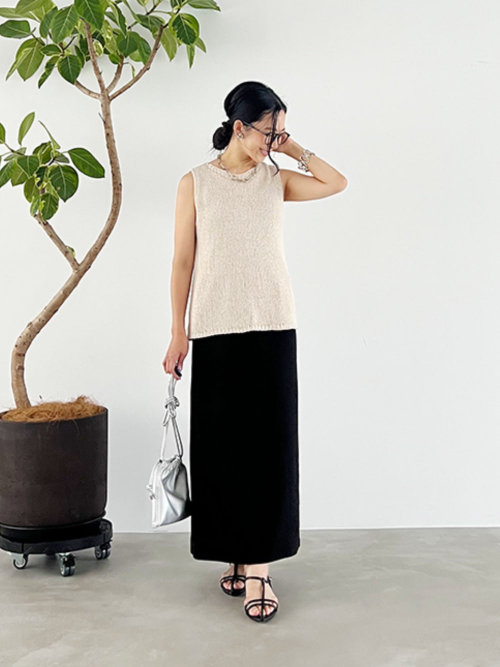「サンダル、デートコーデ、きれいめカジュアル、夏コーデ、ノースリーブ、styledeli、スタイルデリ、オトナカワイイ、夏服コーデ、シンプルカジュアル、キレイめカジュアル、夏コーデ、大人女子、トレンド、きれいめコーデ」｜「STYLE DELIのカバー効果抜群のマキシ丈ナロースカート（スカート、グレー系）」を使った、STYELEDELIさん（レディース・157cm）の夏コーディネートの1枚目の写真