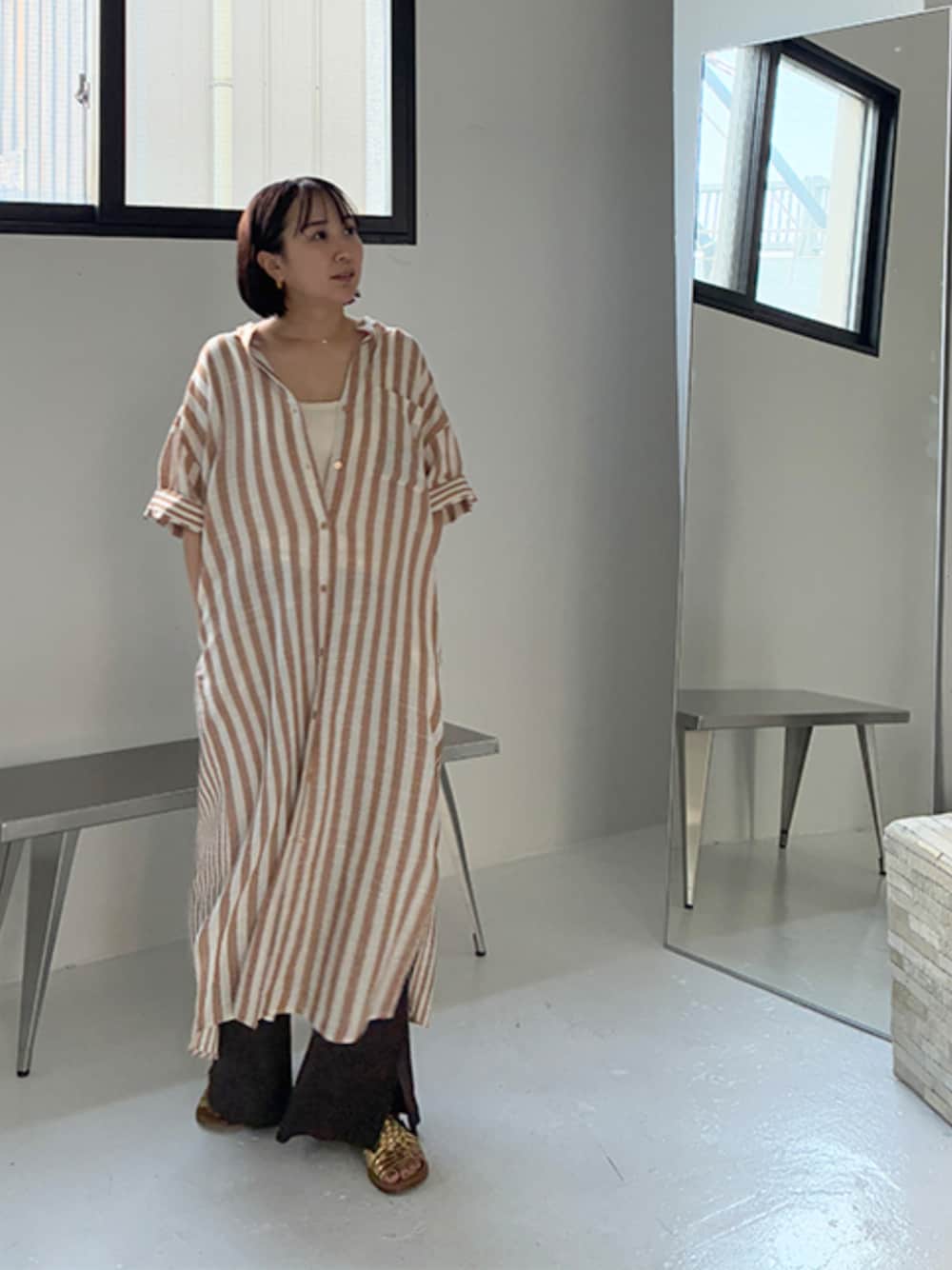 「ワンピース、柄シャツ、休日スタイル、お出かけコーデ、サンダル、シンプルコーデ、シャツスタイル、夏コーデ、styledeli、スタイルデリ」｜「STYLE DELIの【Made in JAPAN】涼しい綿テレコ裾ベンツスリットパンツ（その他パンツ、ブラウン系）」を使った、STYELEDELIさん（レディース・157cm）の夏コーディネートの1枚目の写真