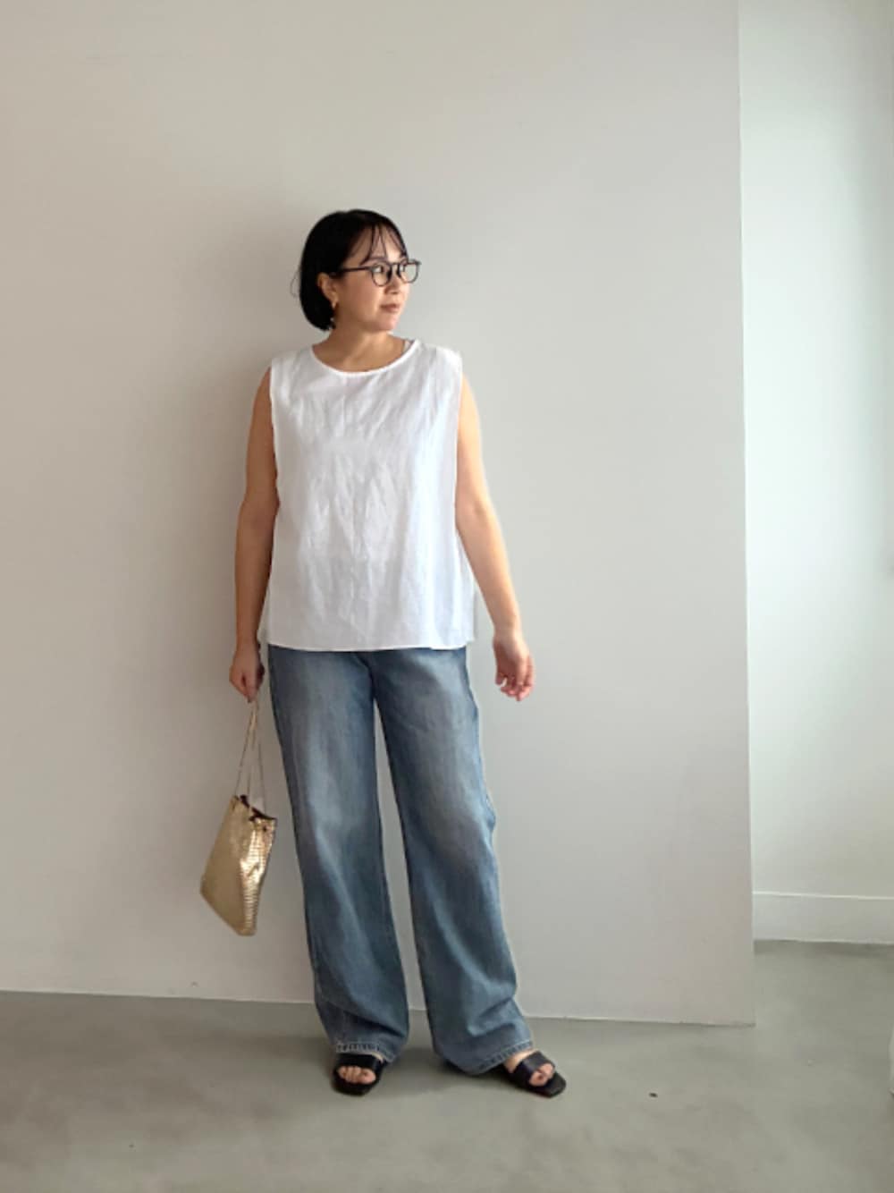 「ノースリーブ、夏コーデ、サンダル、お出かけコーデ、休日スタイル、styledeli、スタイルデリ、夏服コーデ、シンプルスタイル、大人コーデ、大人女子、キレイめ、デニムコーデ、おでかけ服、夏服」｜「STYLE DELIのブリーチストレートデニム（デニムパンツ、ブルー系）」を使った、STYELEDELIさん（レディース・157cm）の夏コーディネートの1枚目の写真