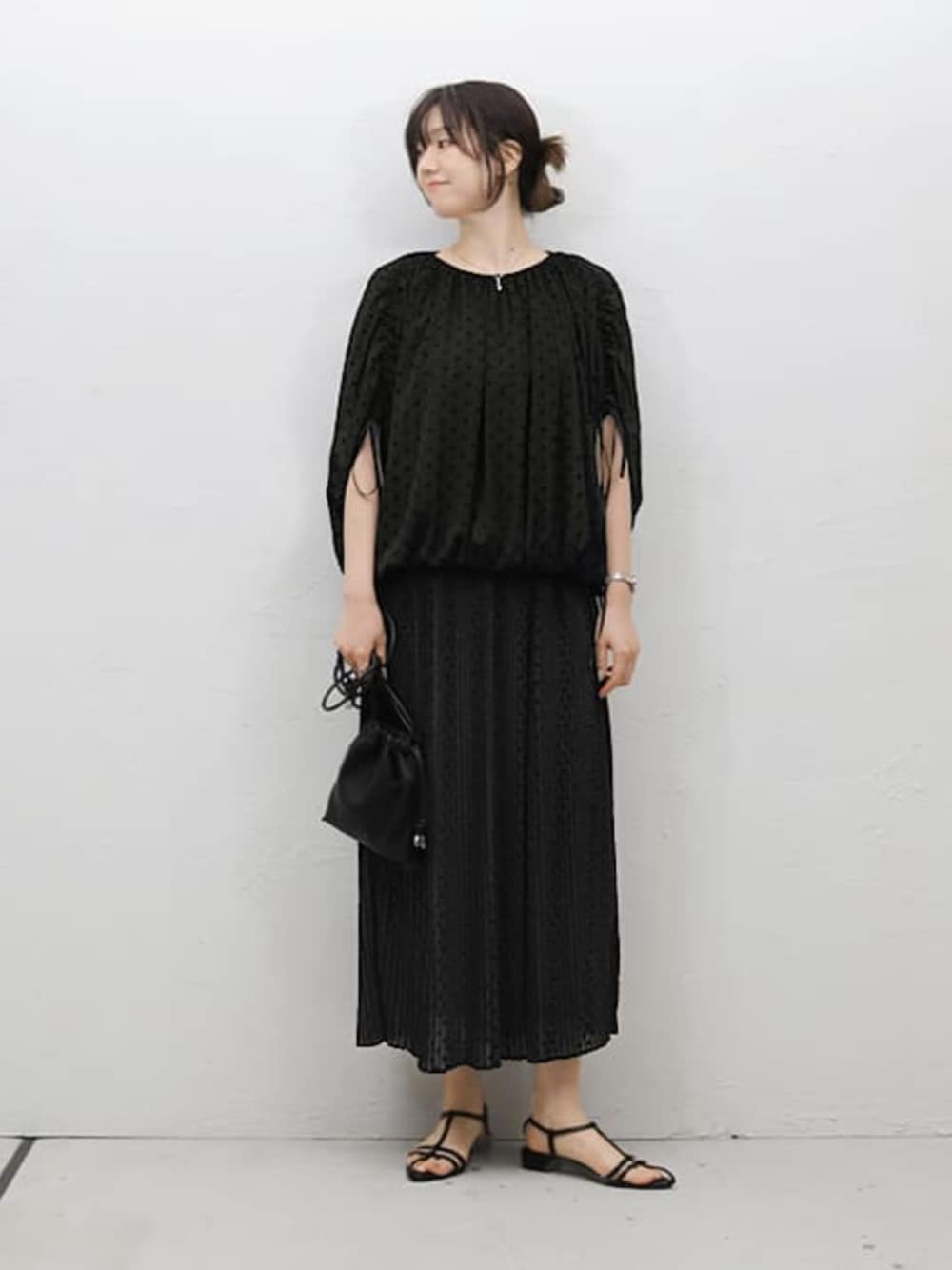 「セットアップ、春夏コーデ、休日スタイル、お出かけコーデ、モノトーン、大人ファッション、ラクチンコーデ、オトナカジュアル、キレイめカジュアル、ootd、春、ブラック、ラフコーデ、春服、パンツスタイル」｜「STYLE DELIの【LUXE】楊柳ドットプリーツロングスカート（スカート、ブラック系）」を使った、STYELEDELIさん（レディース・169cm）の春コーディネートの1枚目の写真