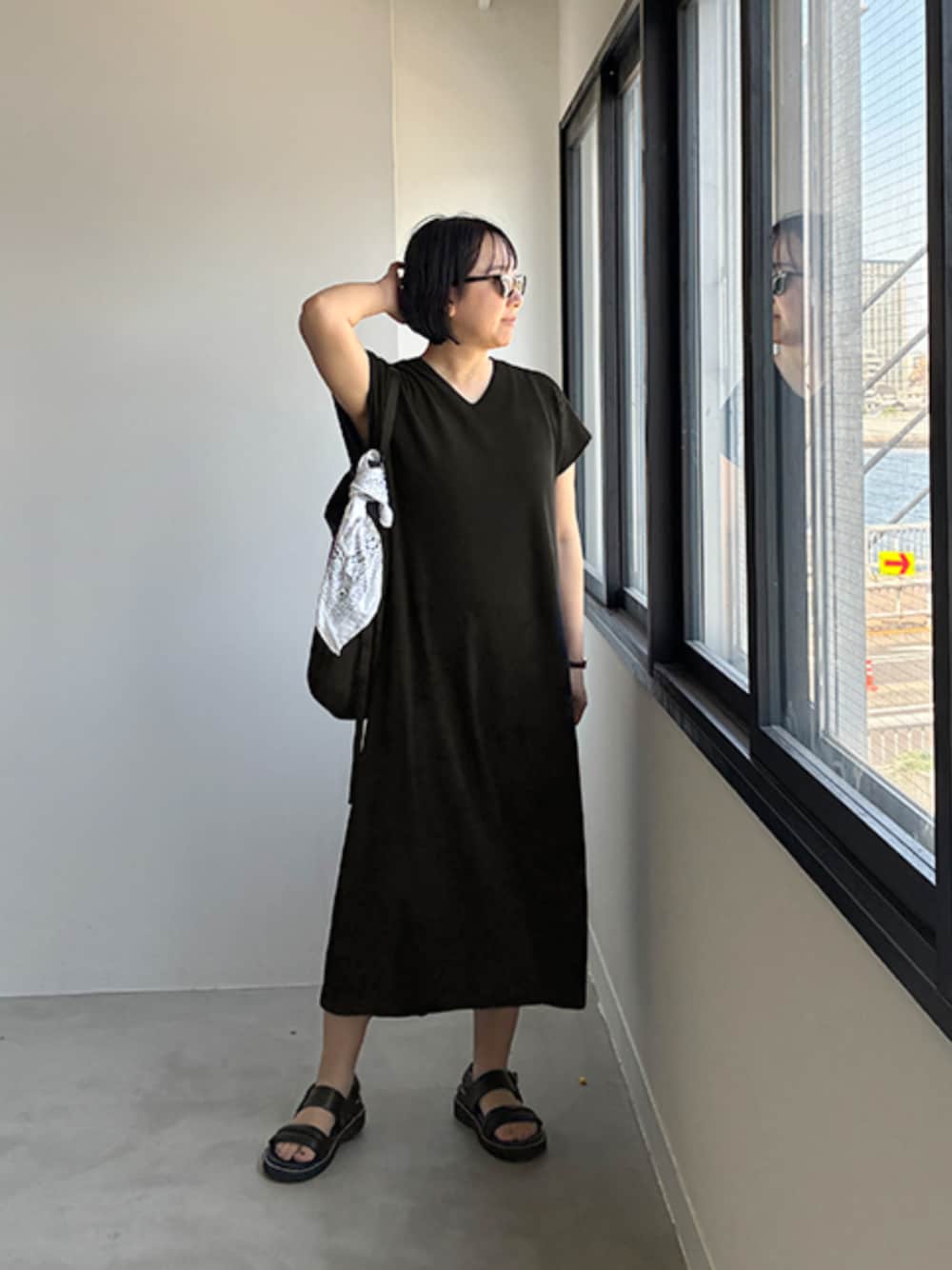 「モノトーン、サンダル、ショルダーバッグ、ワンピース、きれいめカジュアル、夏コーデ、おでかけコーデ、大人ファッション、カジュアルスタイル、オトナカジュアル、春夏コーデ、休日スタイル、シンプルスタイル、スタイルデリ、styledeli」｜「STYLE DELIの落ち感の良いサーマル編み調Vネックニットワンピース（ワンピース、ブラック系）」を使った、STYELEDELIさん（レディース・157cm）の夏コーディネートの1枚目の写真