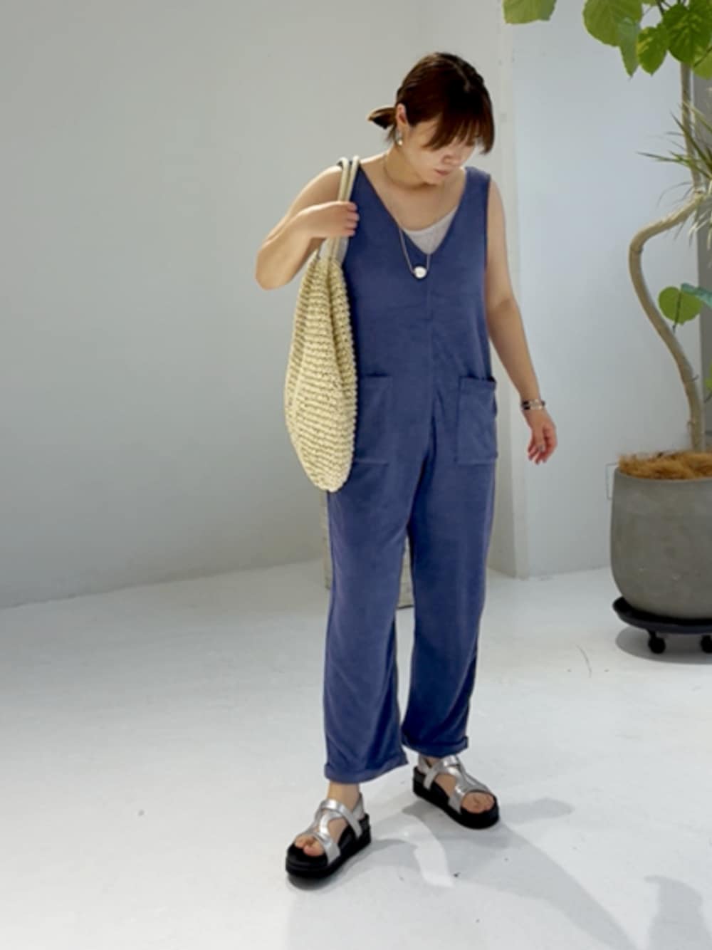 「トートバッグ、アウトドアスタイル、サングラス、休日スタイル、フェススタイル、お出かけコーデ、夏コーデ、ノースリーブ、styledeli、スタイルデリ」｜「STYLE DELIのメタルストーンロングネックレス（ネックレス、シルバー系）」を使った、STYELEDELIさん（レディース・160cm）の夏コーディネートの1枚目の写真