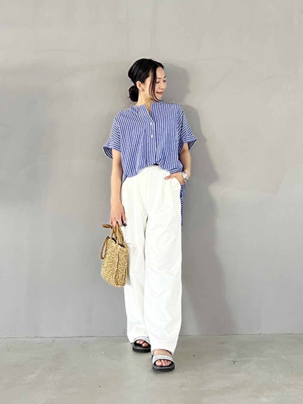 「ショルダーバッグ、大人カジュアル、休日スタイル、ストライプシャツ、きれいめカジュアル、春服、シンプルコーデ、春夏コーデ、今日のコーデ、最近のいい感じコーデ」｜「STYLE DELIのニュアンスホワイト落ち感２タックワイドパンツ（その他パンツ、ホワイト系）」を使った、STYELEDELIさん（レディース・157cm）の春コーディネートの1枚目の写真