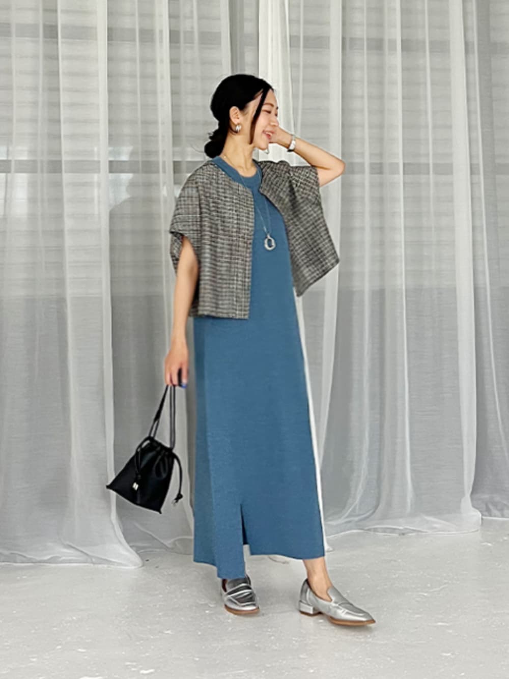 「春夏コーデ、シンプルコーデ、ワンピース、きれいめカジュアル、休日スタイル、お出かけコーデ、デートコーデ、今日のコーデ、オトナカワイイ、キレイめコーデ、キレイめ、春カラー、オフィスカジュアル、スタイルデリ、styledeli」｜「STYLE DELIのニュアンス糸のシャリ感ノースリIラインワンピース（ワンピース、ブルー系）」を使った、STYELEDELIさん（レディース・157cm）の春コーディネートの1枚目の写真