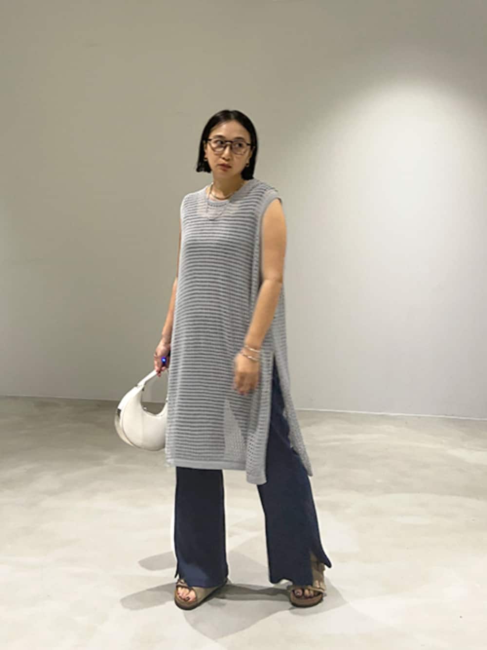 「夏コーデ、きれいめカジュアル、レイヤードスタイル、サンダル、お出かけコーデ、休日スタイル、styledeli、スタイルデリ、オトナ女子、楽チンコーデ、ラフコーデ、大人カジュアルコーデ、メッシュ、ワンピース、ノースリーブ」｜「STYLE DELIの【BLK001】スリット入りメッシュニットワンピース（ワンピース、グレー系）」を使った、STYELEDELIさん（レディース・157cm）の夏コーディネートの1枚目の写真