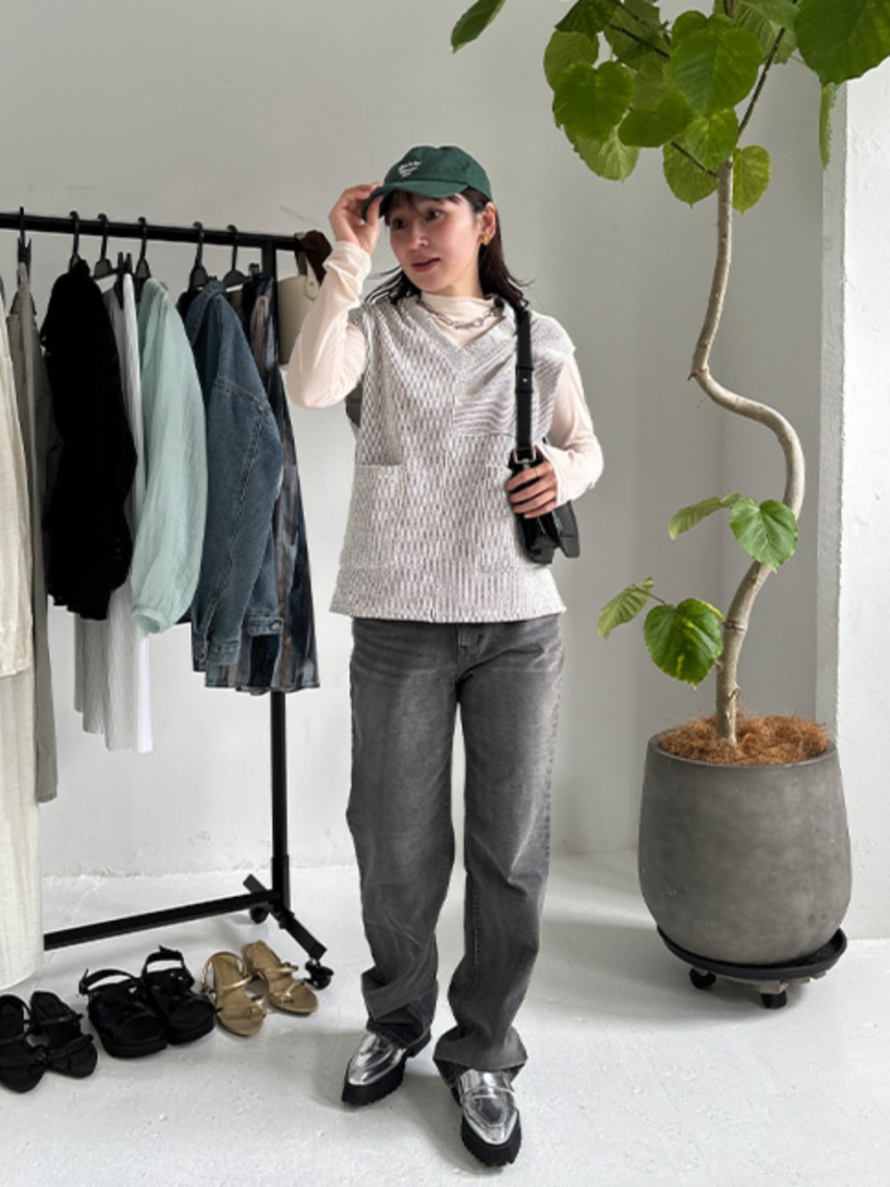 「styledeli、スタイルデリ」｜「STYLE DELIの【LUXE】ストライプ状フリルのカットソーセットアップ（ニット/セーター、グレー系）」を使った、STYELEDELIさん（レディース・157cm）の夏コーディネートの1枚目の写真